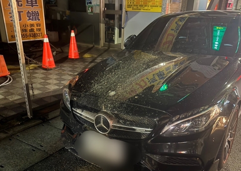 北市賓士被潑穢物超噁畫面曝光。（警方提供）