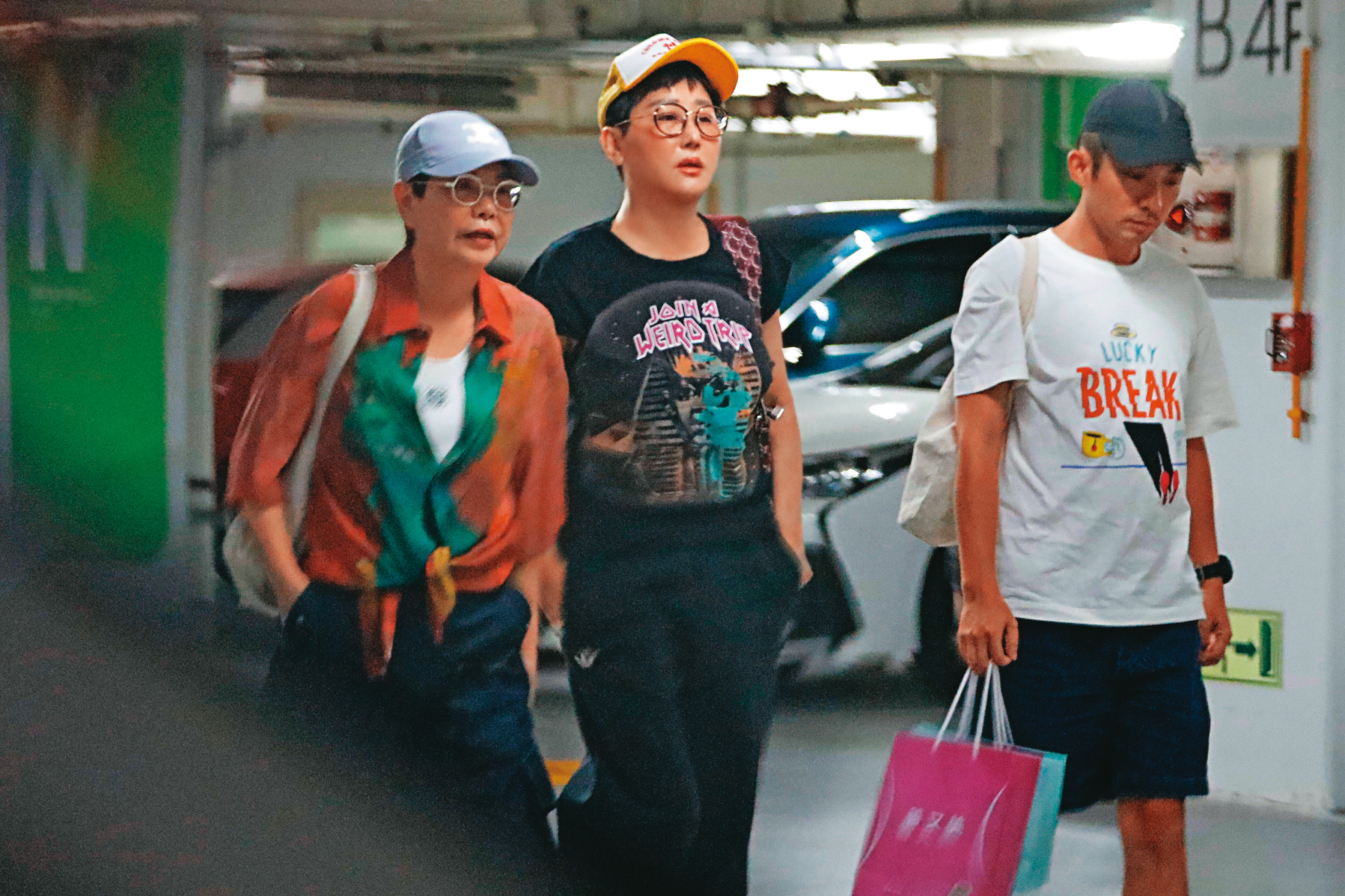 9/2 17：04 藍心湄（中）一身便裝，與兩位友人現身台北101地下停車場。