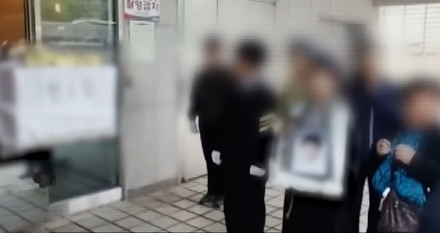 南韓濟州島一名國中教師因勸導無故缺席且吸菸的學生，遭到學生家長控訴誣陷並揚言向教育廳檢舉，該教師因龐大精神壓力申請病假遭校方拒絕，最終在校內倉庫留下「我沒有說謊」的遺書後輕生。（翻攝自youtube/SBS 뉴스）