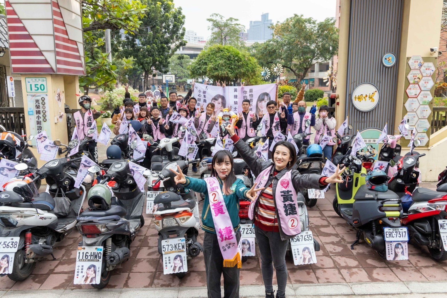 黃捷率擋泥板騎士團掃街。（黃捷競總提供）