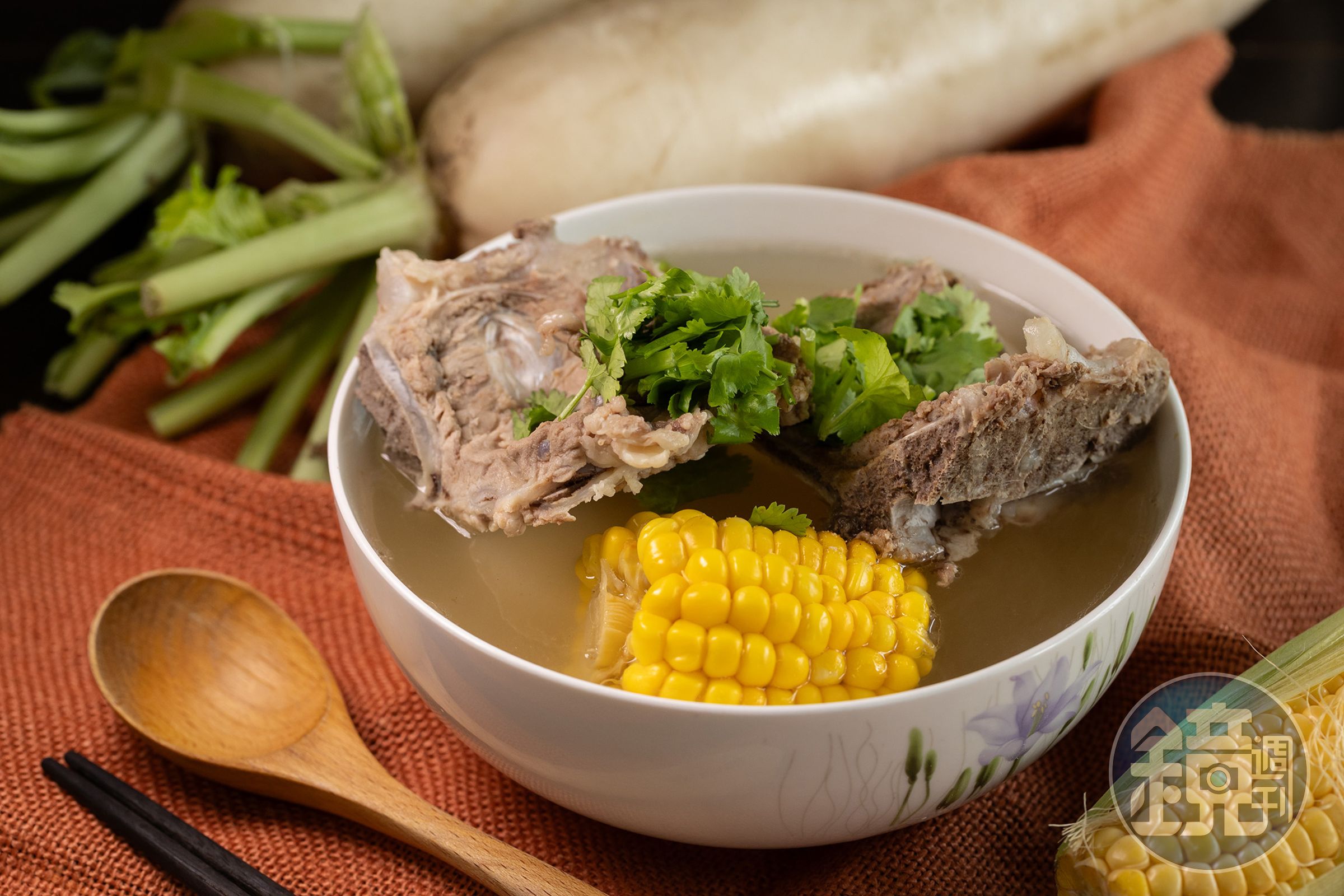 「蘿蔔排骨湯」裡有超大塊的白蘿蔔、玉米及排骨,分量十足。(60元/份)