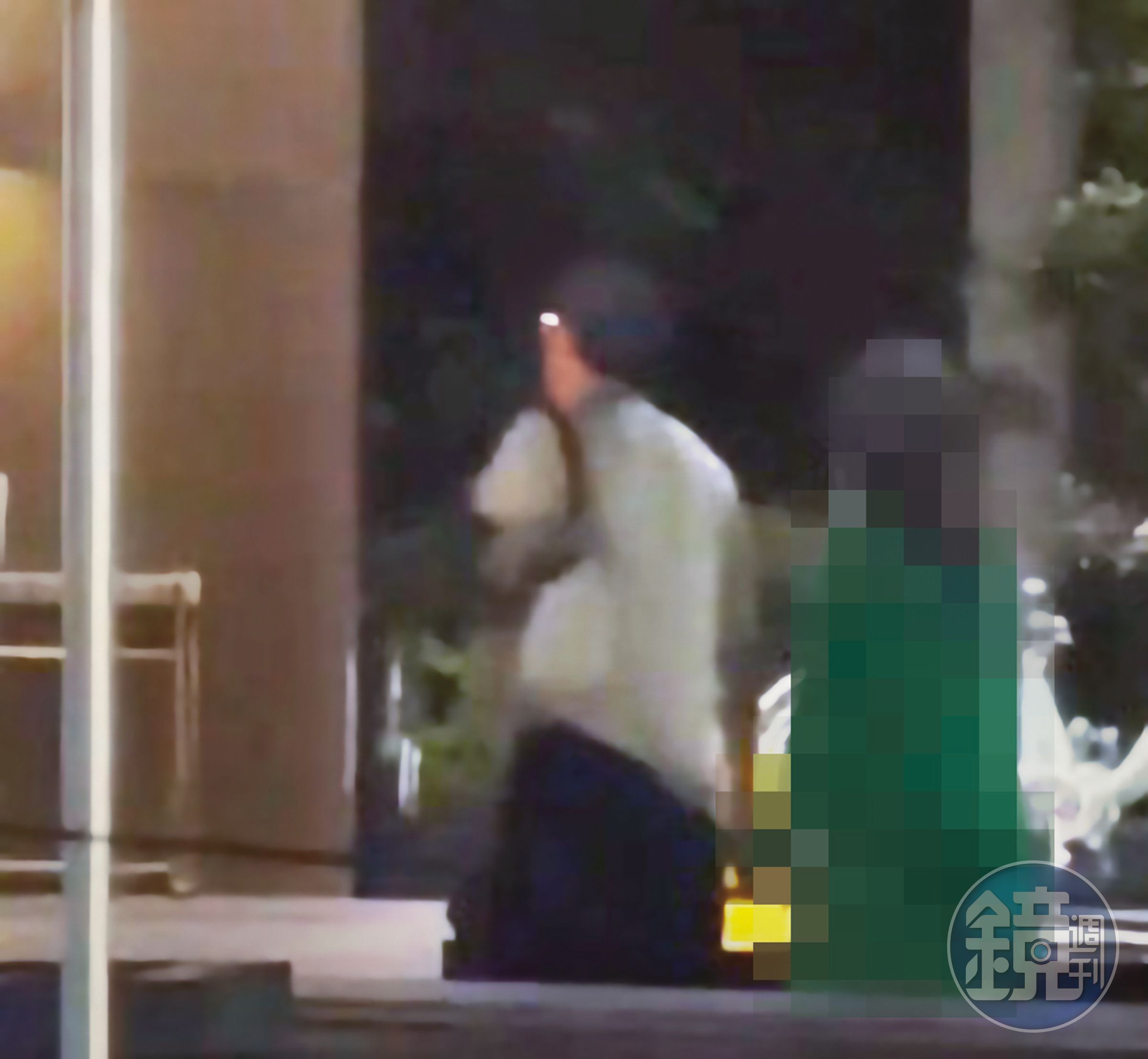 許育健與多名外遇對象牽手、依偎，互動親密。（讀者提供）