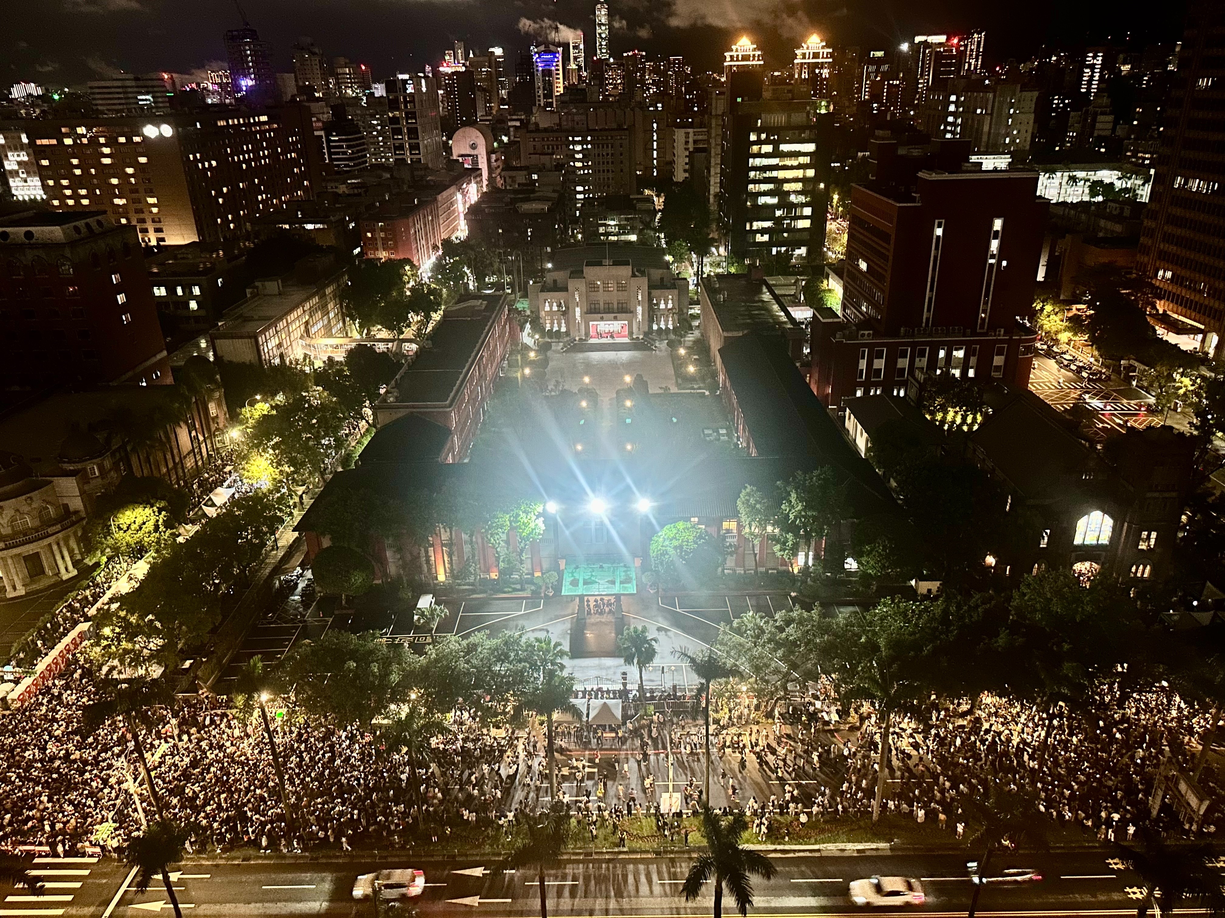 立法院外抗議人潮相當驚人。