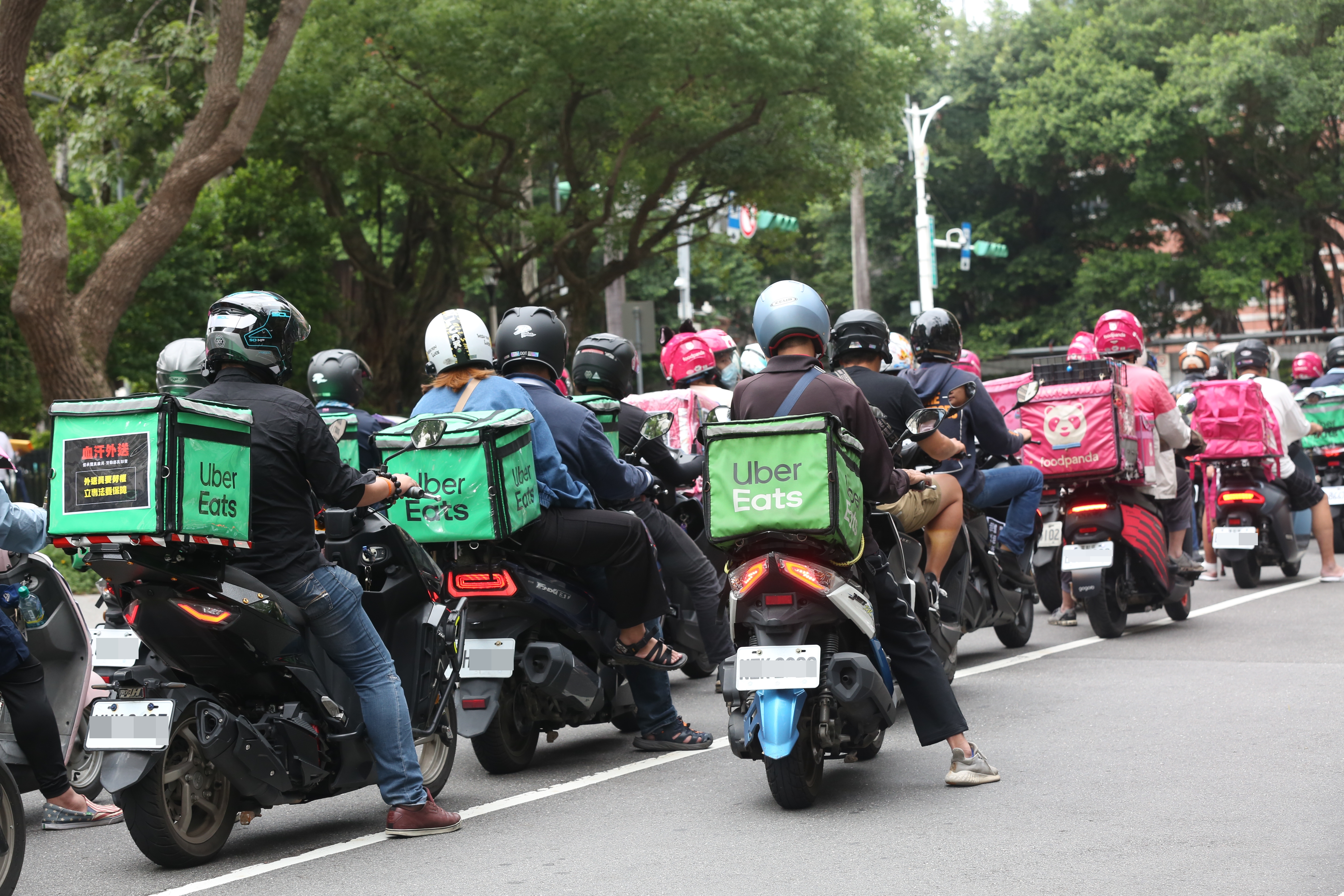 今傳出台灣外送龍頭foodpanda出售給Uber Eats，公平會也做出回應。（本刊資料照）