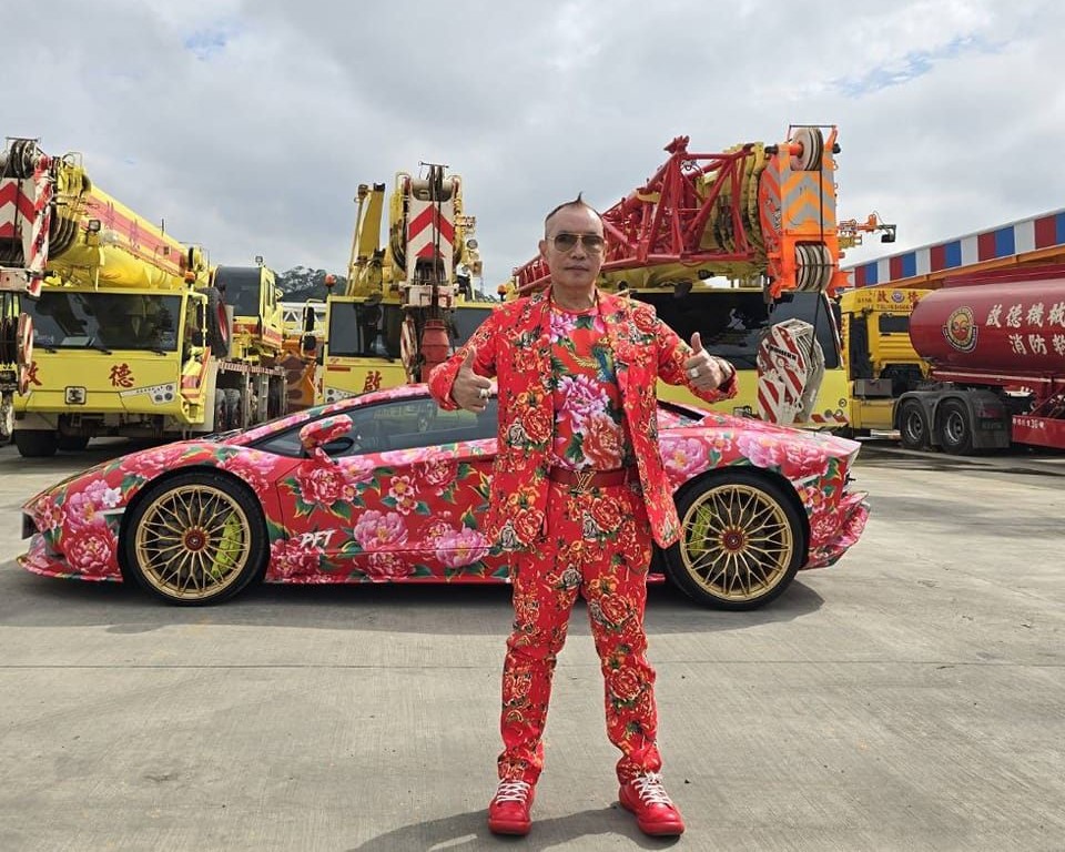 有竹北吊車大王之稱的企業家胡漢龑派出全新的2台小山貓，協助花蓮救災。（翻攝胡漢龑臉書）