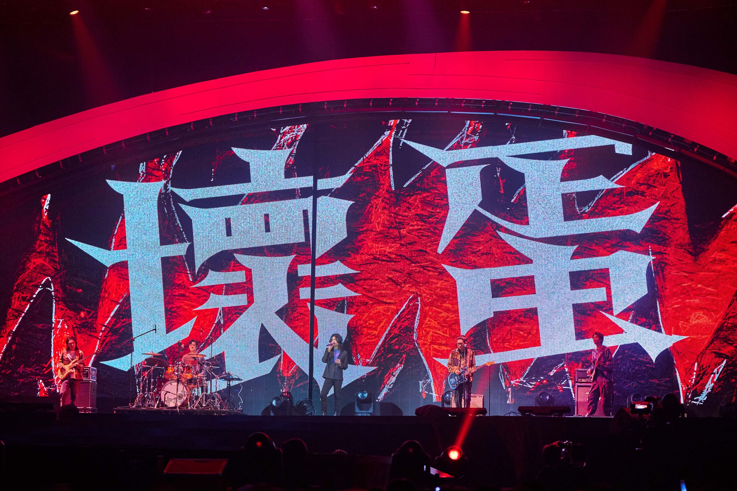 麋先生MIXER在2024 hito流行音樂獎頒獎典禮帶來〈壞蛋〉表演。(相信音樂提供)