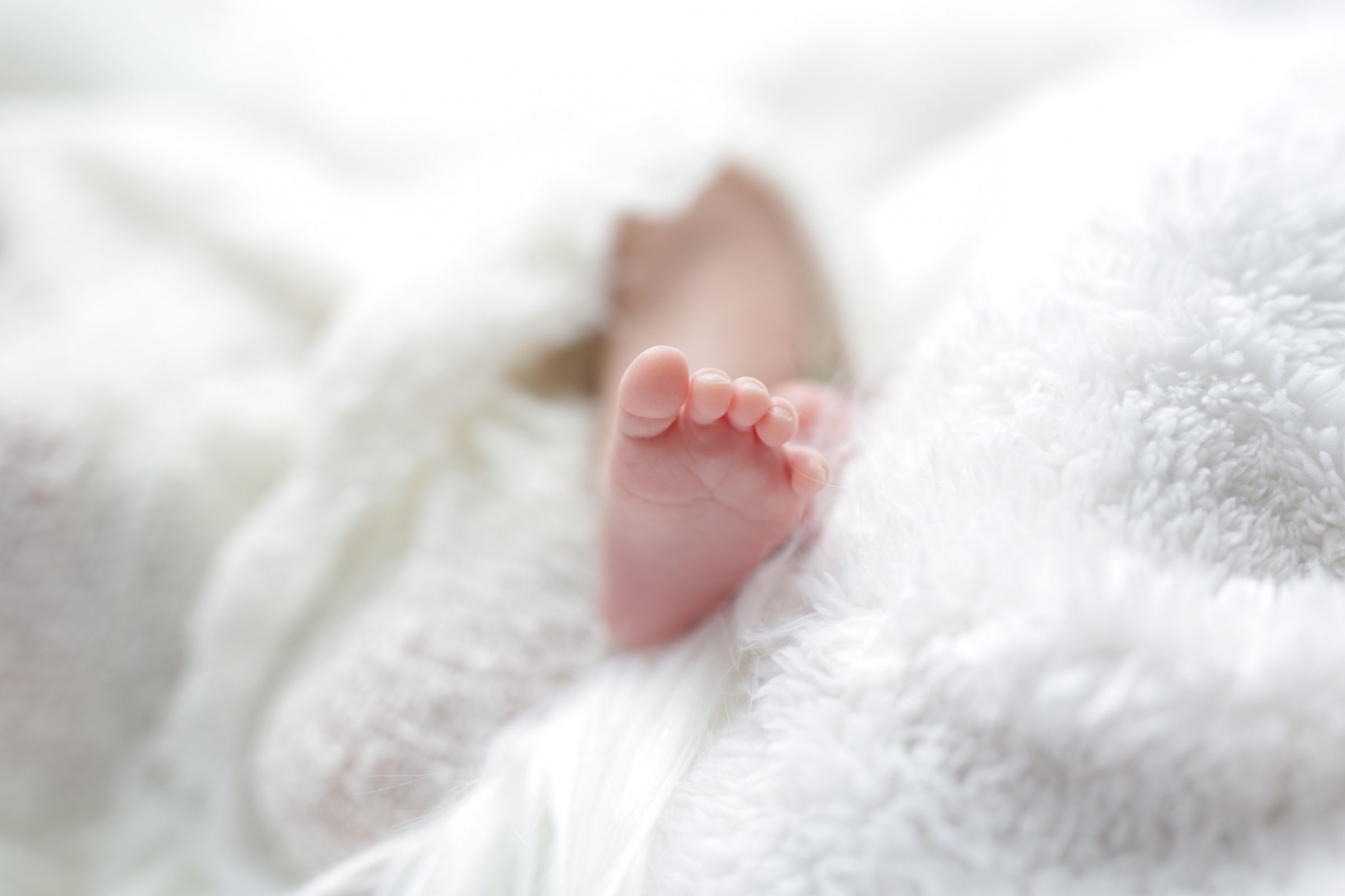 英國男子透過網路認識女友,女友2度告訴他懷上雙胞胎卻又2次流產的消息,最後他才驚覺「女友根本從未懷孕」。(示意圖,photoAC)