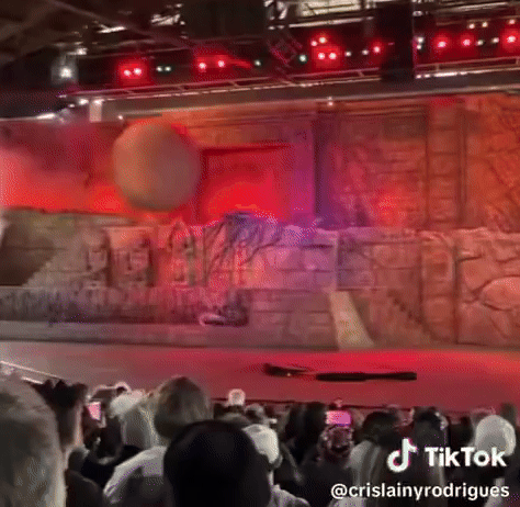 巨型石球失控朝觀眾滾去，工作人員肉身阻擋，否則後果不堪設想。（翻攝X）
