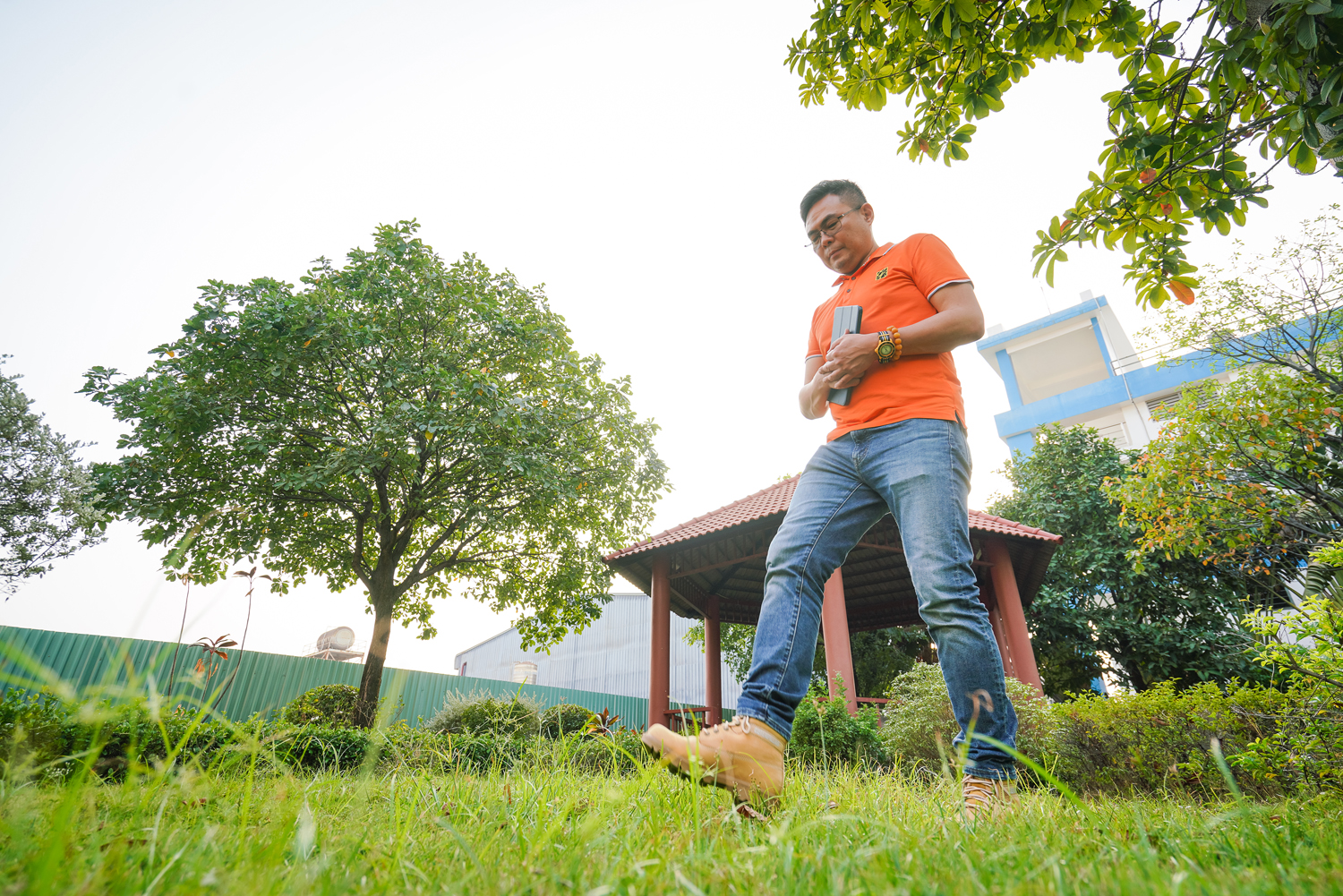 功能鞋生產王者欣錩鞋業總經理何建德（圖）從父親何樹滋手上接下家族企業，不只守成，還前往孟加拉設廠。