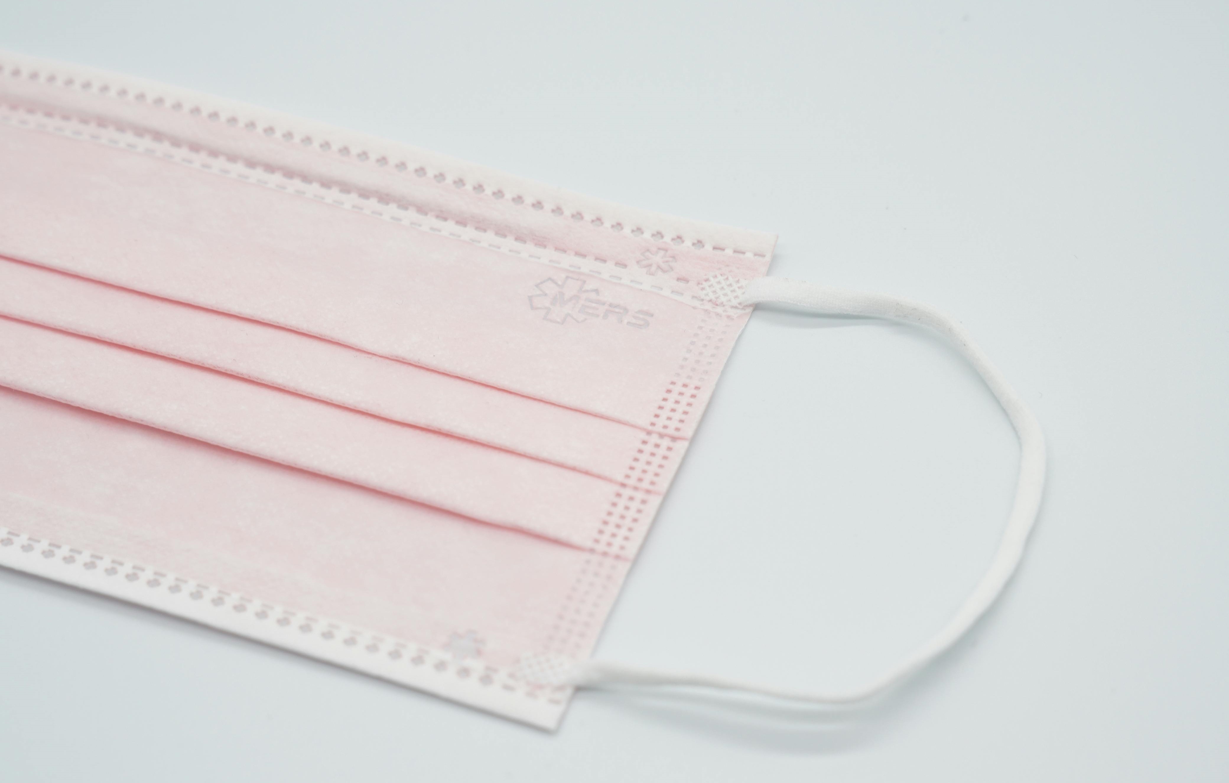 不少民眾習慣將口罩摺疊收納、重複使用，環境醫學專家提醒，口罩材質與使用方式恐影響健康風險。（示意圖/pexels）