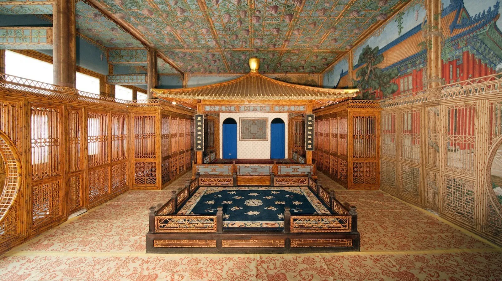清乾隆年間宮廷中獨有的「通景畫」，據說由宮廷畫師郎世寧首創，以難辨真假的技法，營造酷似天然的景觀，圖為乾隆花園第四進院的倦勤齋。（翻攝網路）