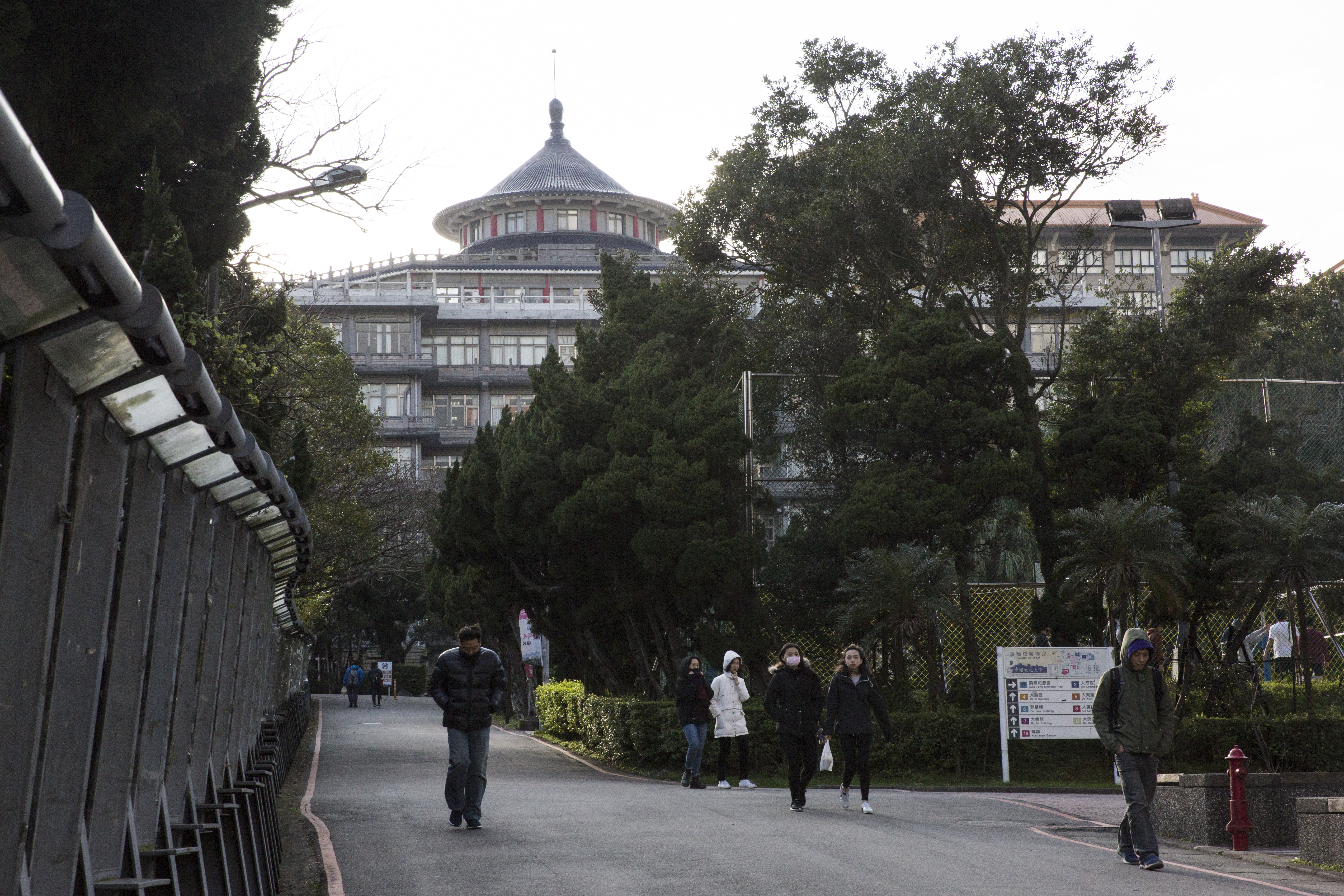 文化大學取消「早8」，下學期第一堂課改從9點開始。（本刊資料照）