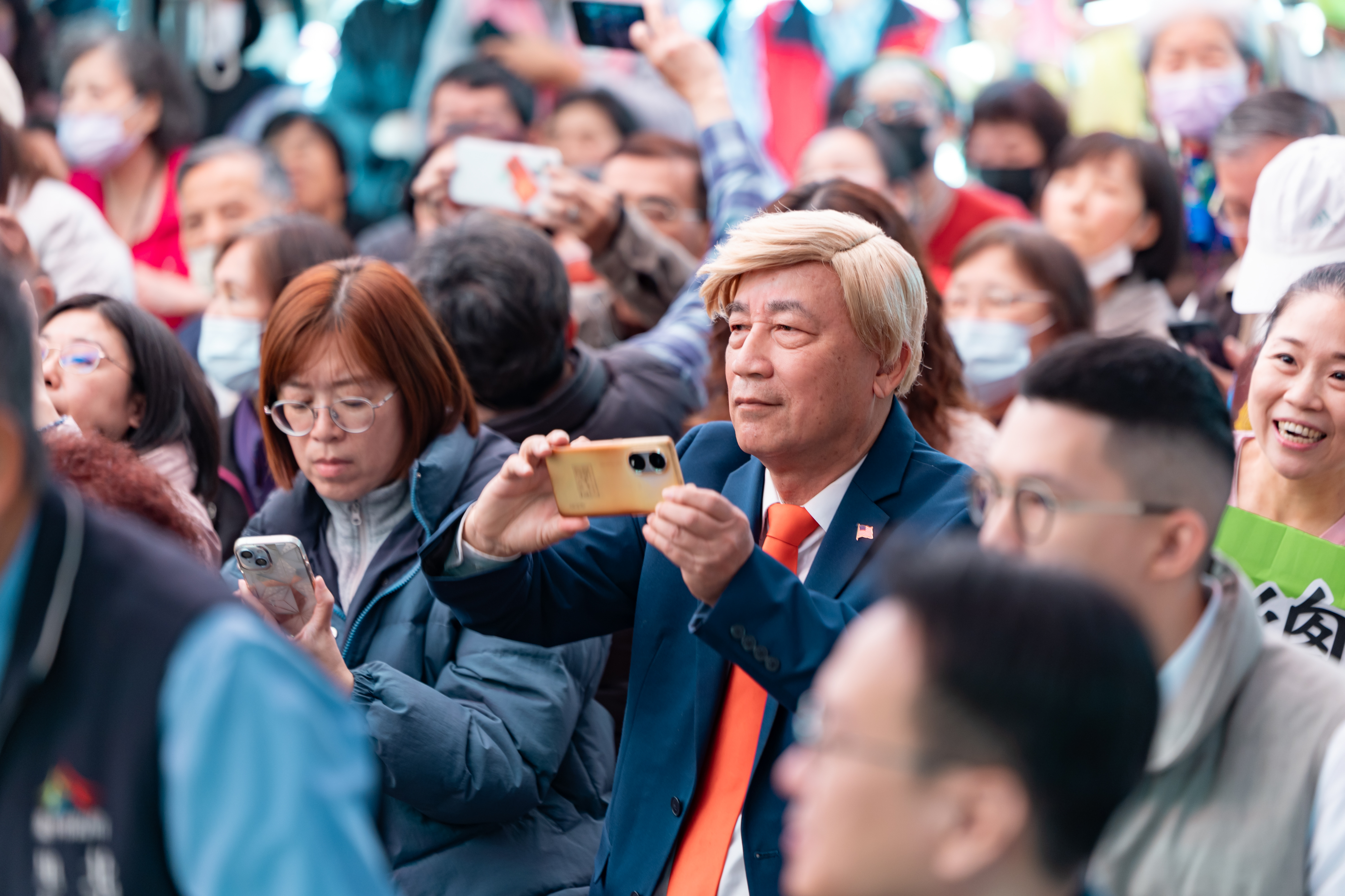 支持者打扮成川普，賴清德也特別點名他，這顯示美國對台的支持。（總統府flickr）