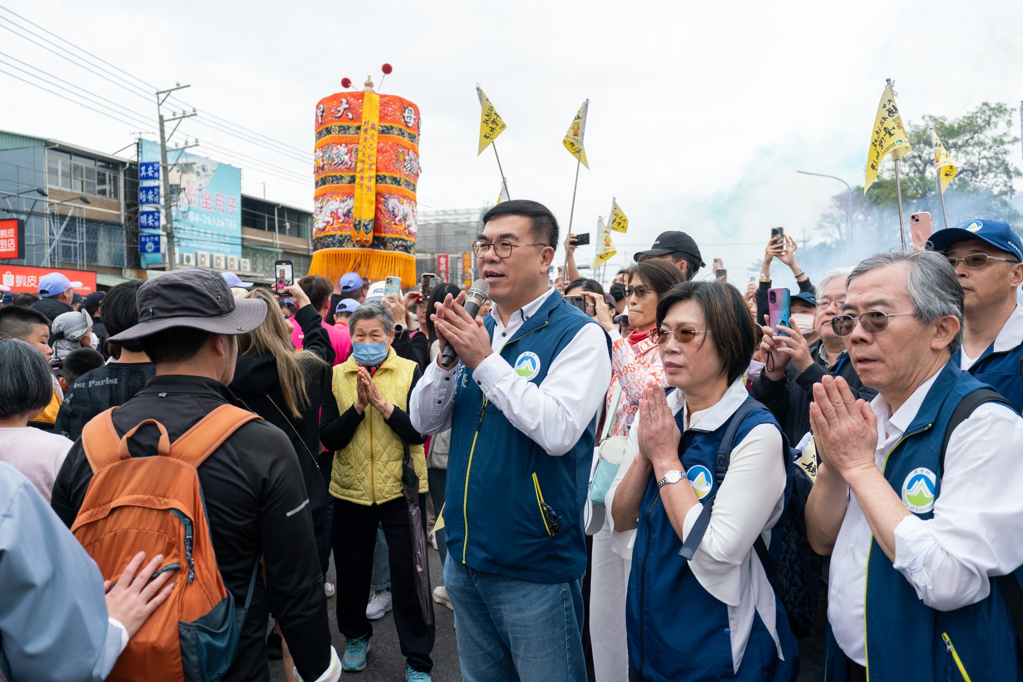 環境部長彭啓明（左），帶同仁參與大甲媽祖遶境。（翻攝自彭啓明臉書）