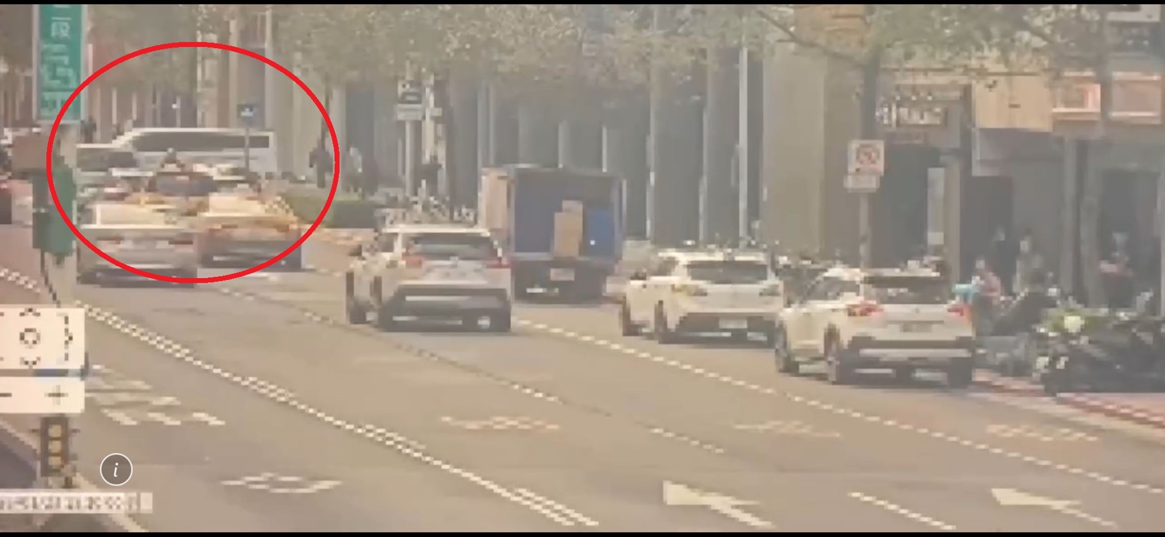 監視器拍下肇事採訪車（紅圈）通過十字路口時速度飛快。（翻攝畫面）