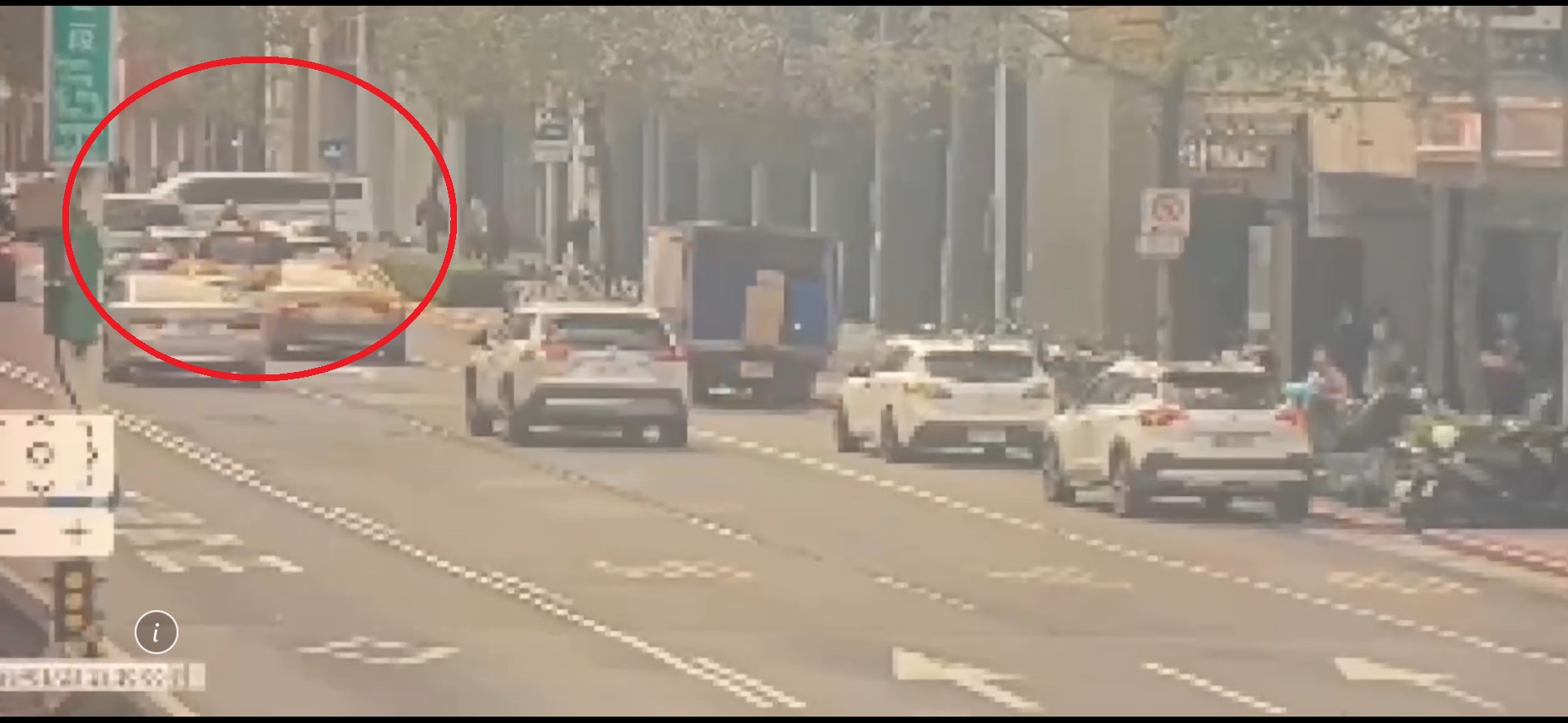 監視器拍下肇事採訪車(紅圈)通過十字路口時速度飛快。(翻攝畫面)