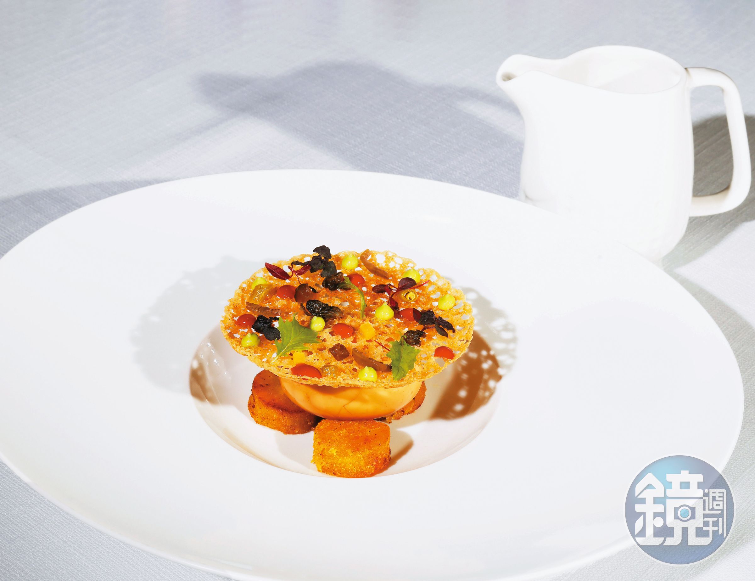 這道菜名為「休息站的回憶」,由下而上依序是地瓜、茶葉蛋、醬菜,倒入壺中白粥後即可享用。