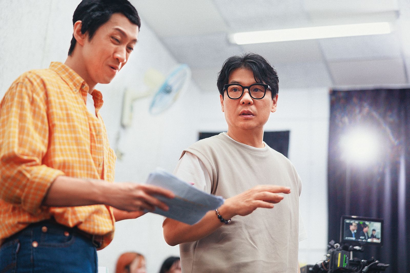 陳漢典(左)飾演年輕時期的屈中恆,導演馬菘駿(右)指導細節。(喜盟娛樂提供)