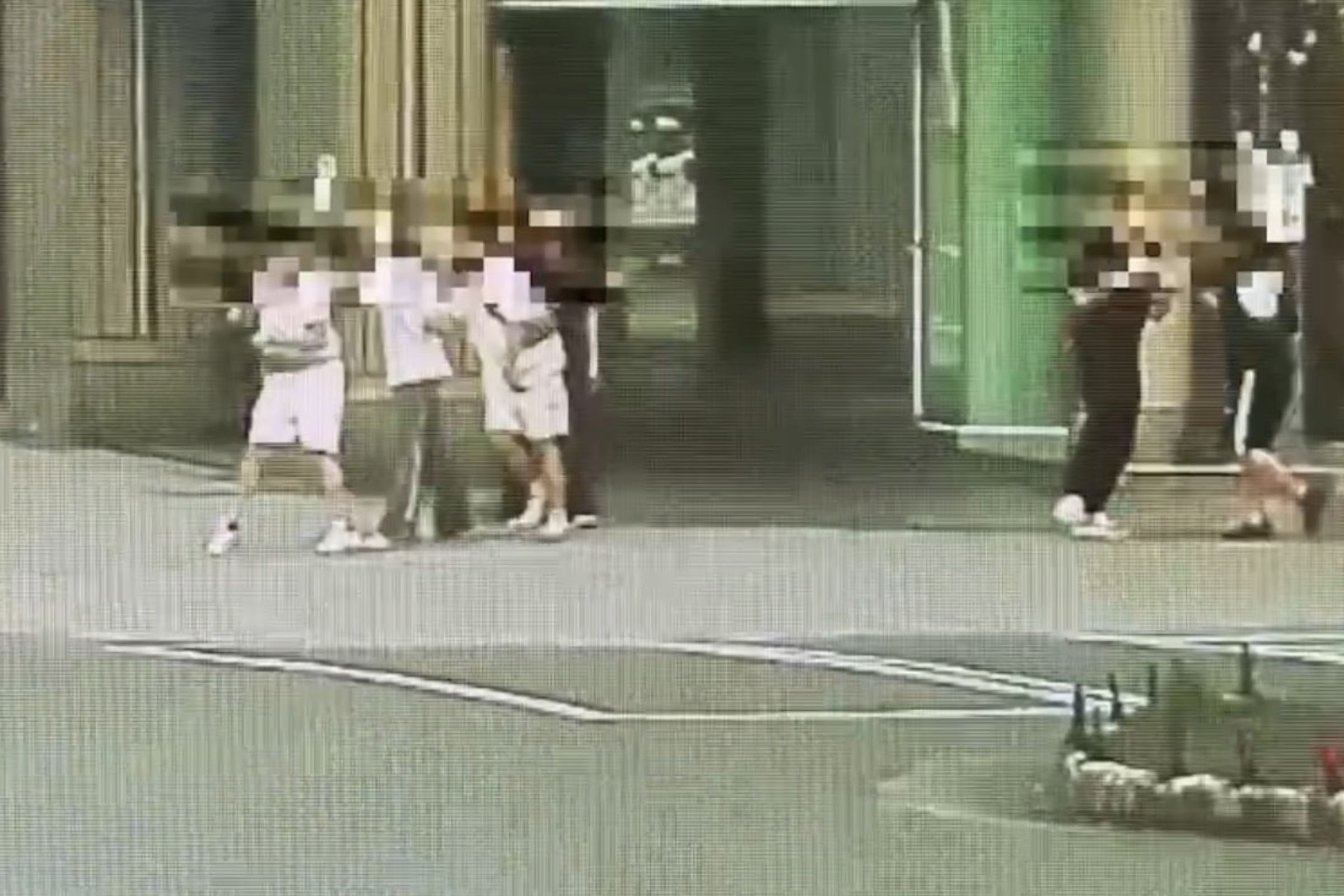 兩派人馬今晨酒後在北市鬧區大打出手。(翻攝畫面)