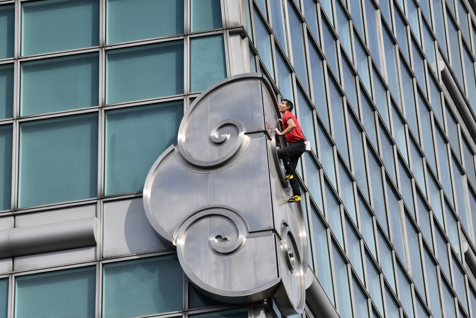解密攀岩者掛在牆上，到底怎麼解決生理需求？泌尿科醫師來解密。（鏡報）