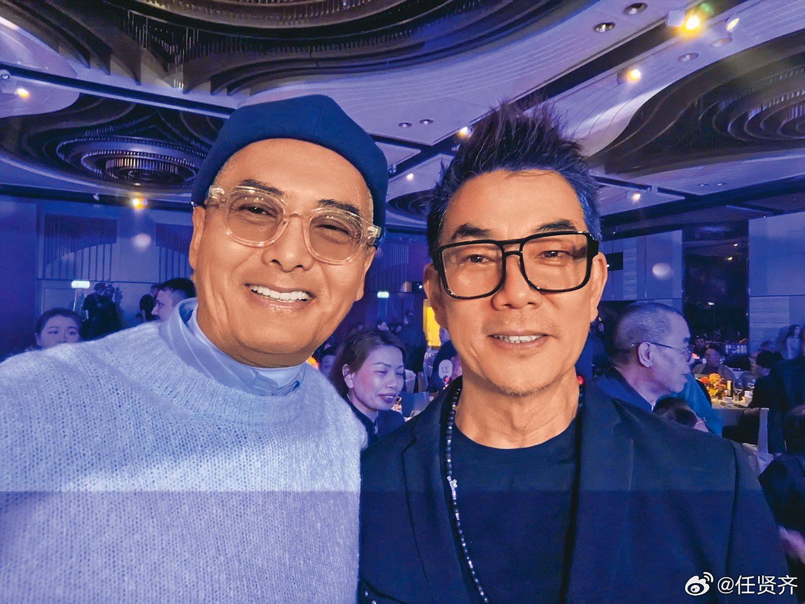 任賢齊（右）和周潤發（左）經常見面，兩人私下聊天的話題圍繞在庶民生活、戶外運動與大自然。（翻攝自任賢齊微博）
