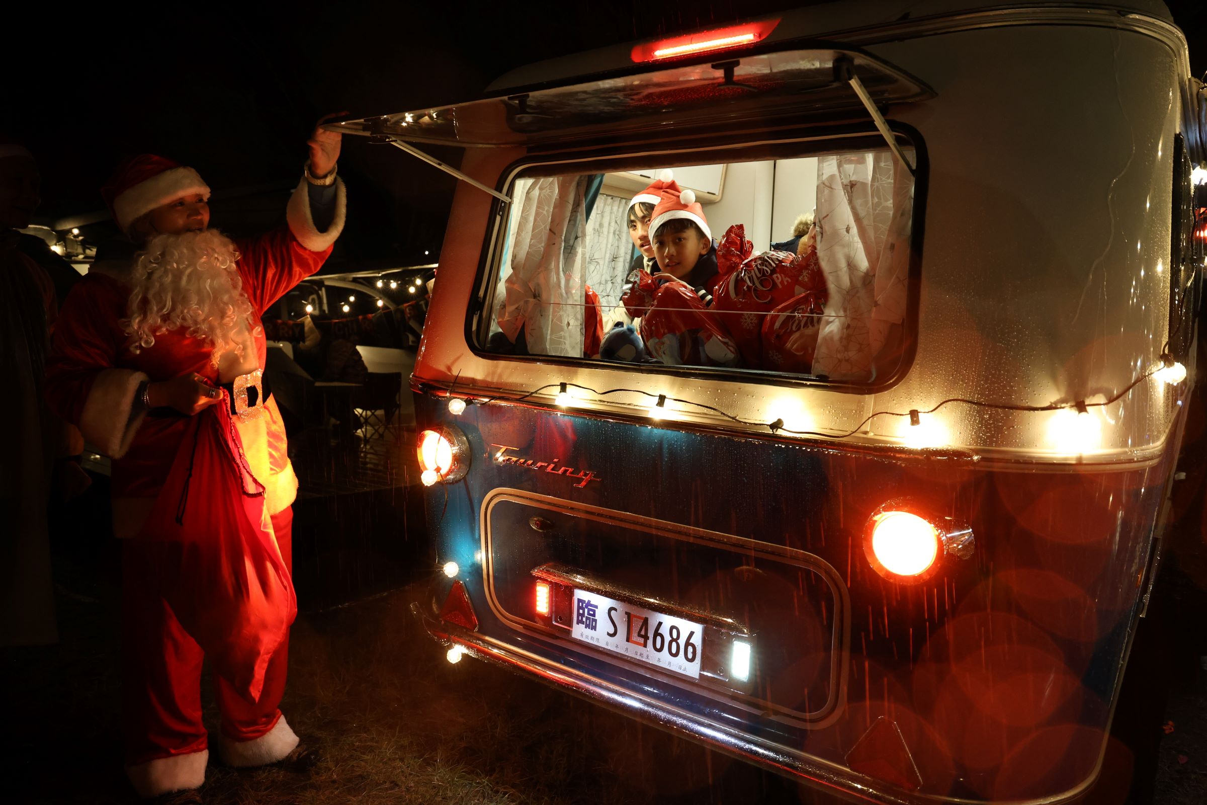 平等國小小朋友住在最高規格的露營車裡，還有耶誕老公公送禮物，肯定是一次難忘的聖誕節。（歐馬提供）
