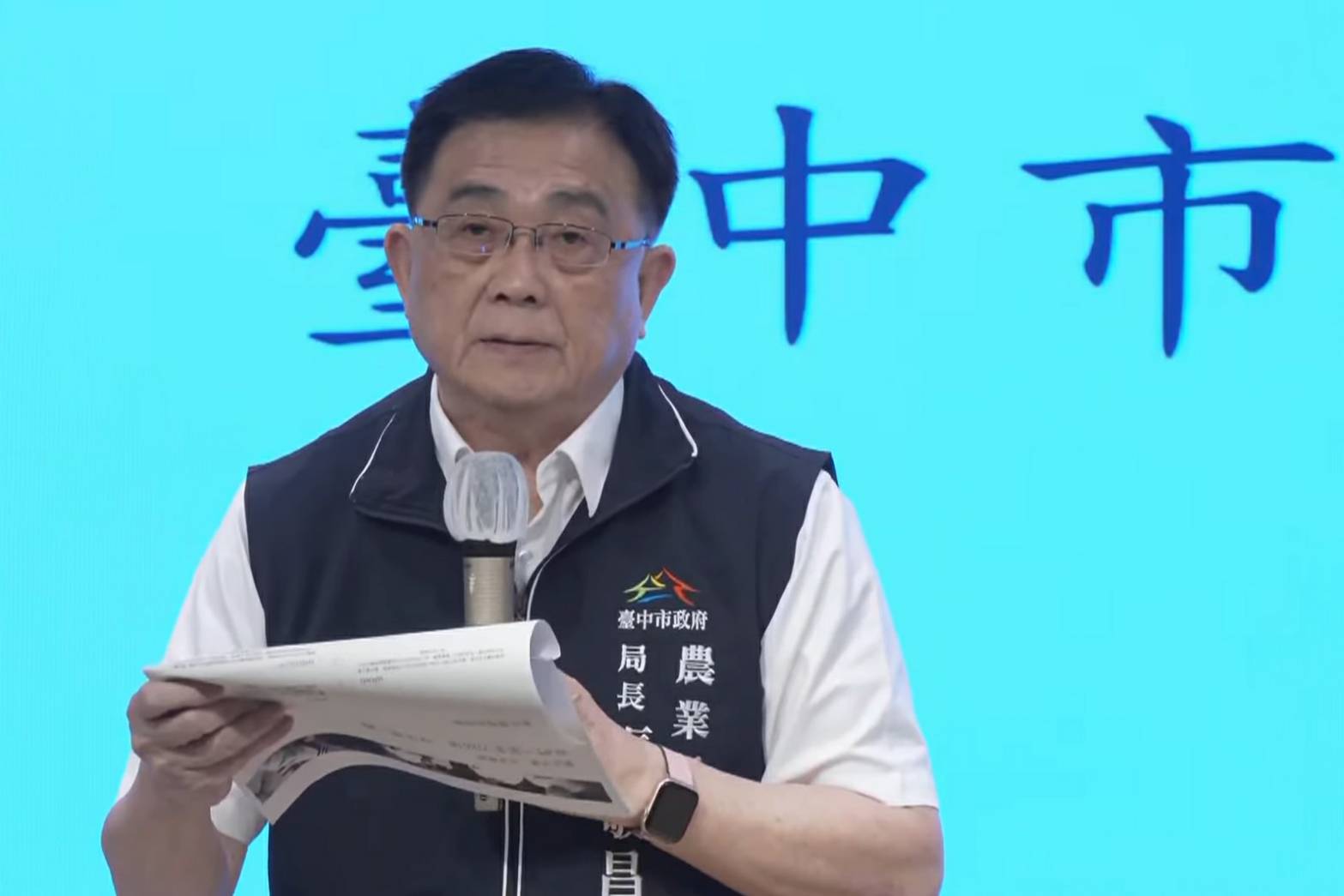 台中市農業局長張敬昌聲稱，爆發非洲豬瘟案例的養豬場「特約獸醫」有到場診療並開藥，遭獸醫本人駁斥。（鏡新聞）