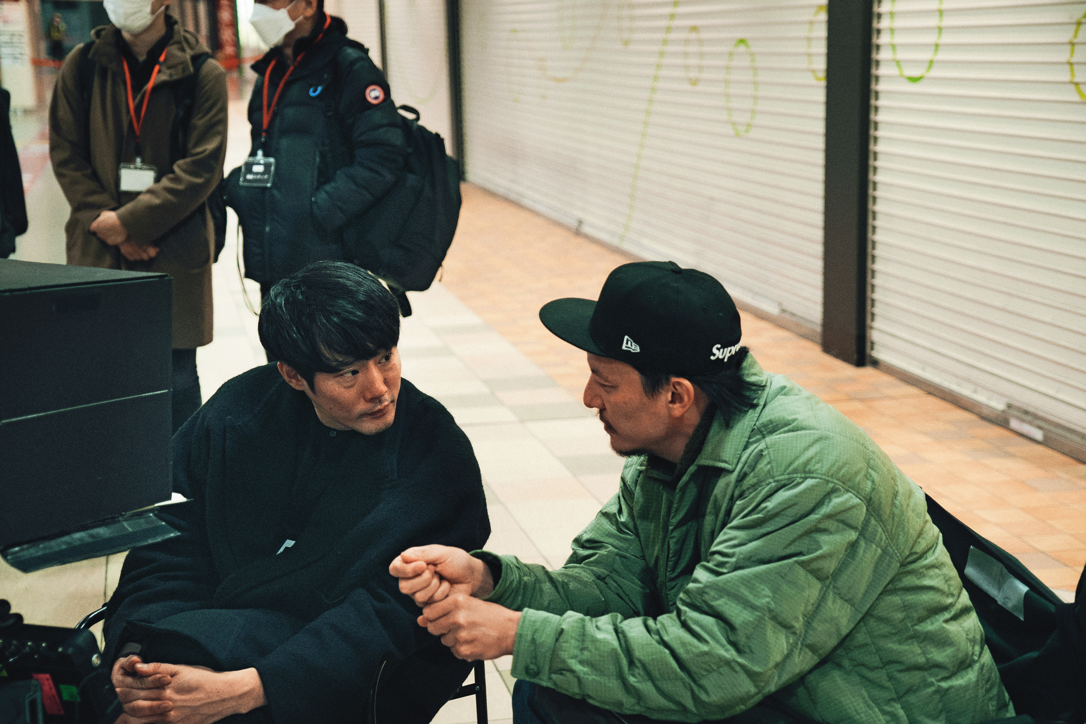 導演藤井道人(左)表示,監製張震(右)尊重他,但也會適時提供意見。(翻滾吧男孩電影公司提供)