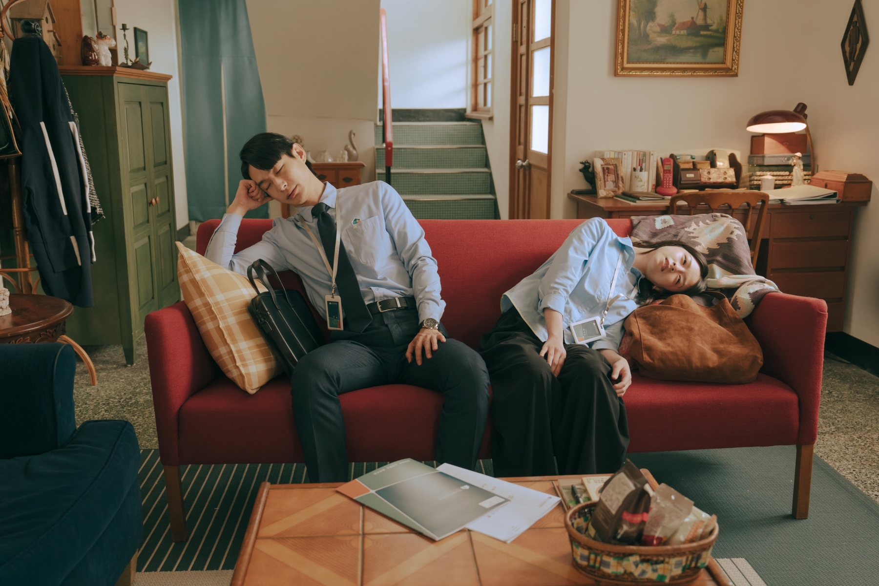 黃河(左)和陳姸霏(右)在《人生只租不賣》詮釋租賃管理師,為解決各種大小事苦惱。(公視台語台提供)