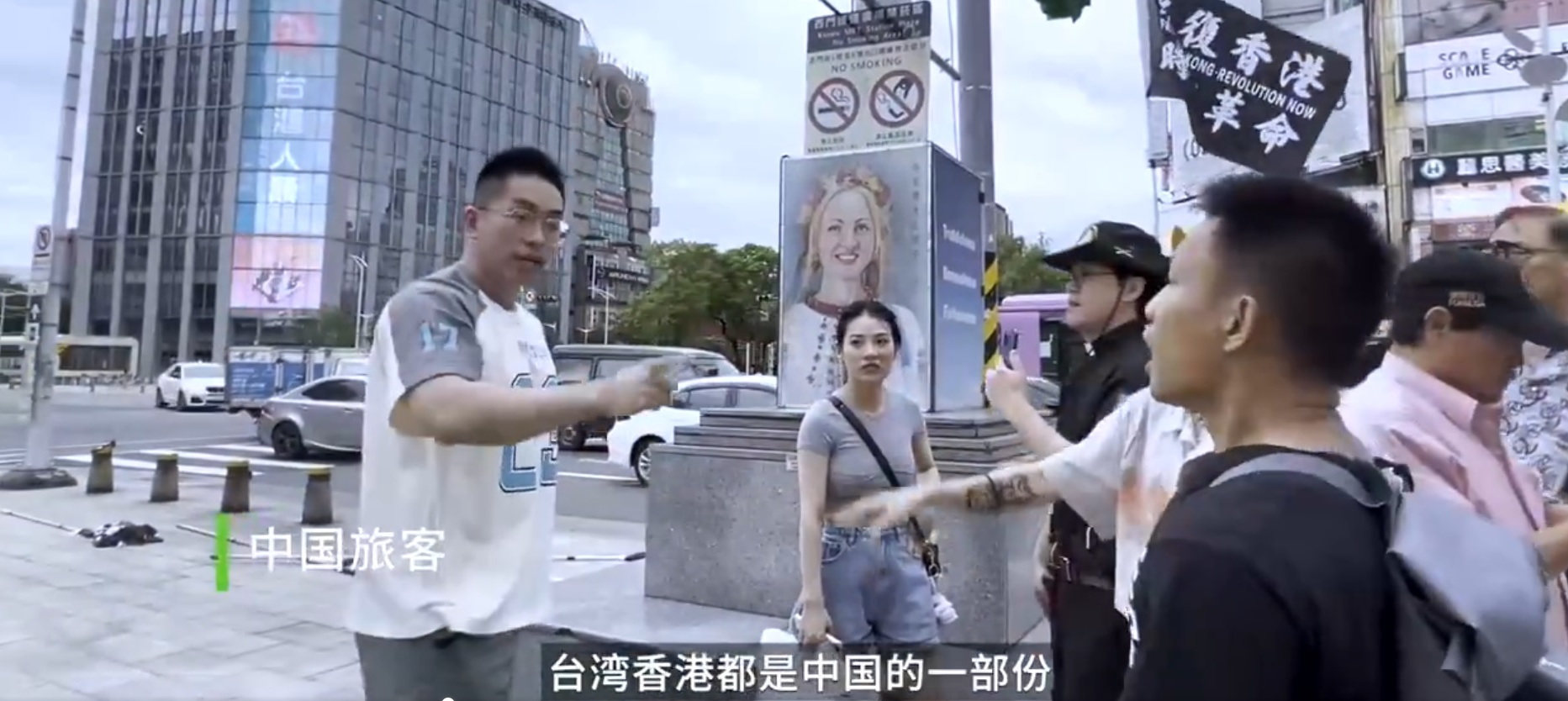 中國遊客在西門町搶奪港人遊行旗幟，陸委會掌握，2人是透過探親名義來台，但探視對象竟不在台灣，陸委會將依法要求出境。（翻攝自由亞洲電台X）