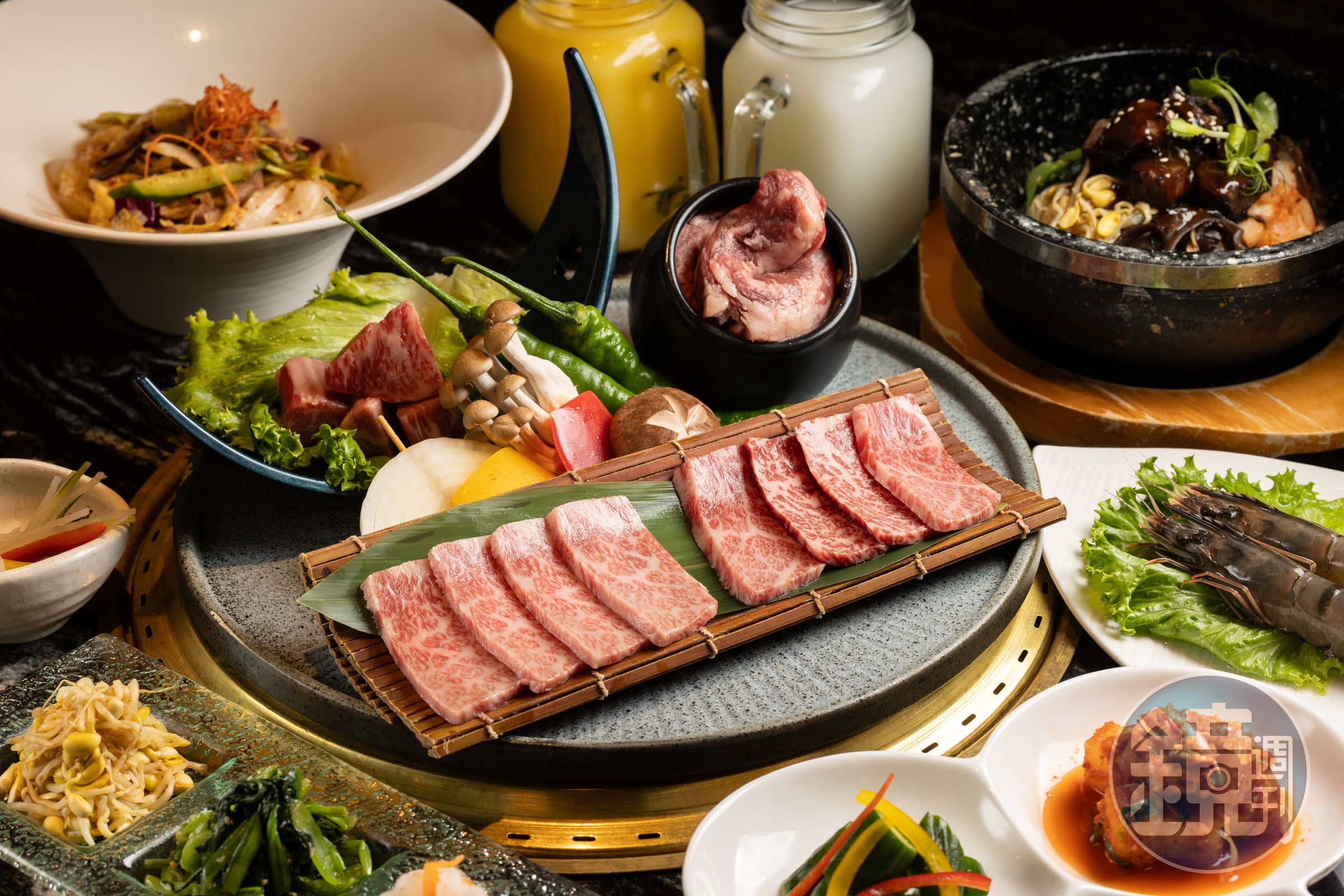 「豐宴雙人套餐」包括沙拉、前菜、肉品、海鮮、石鍋拌飯、湯品與飲料。