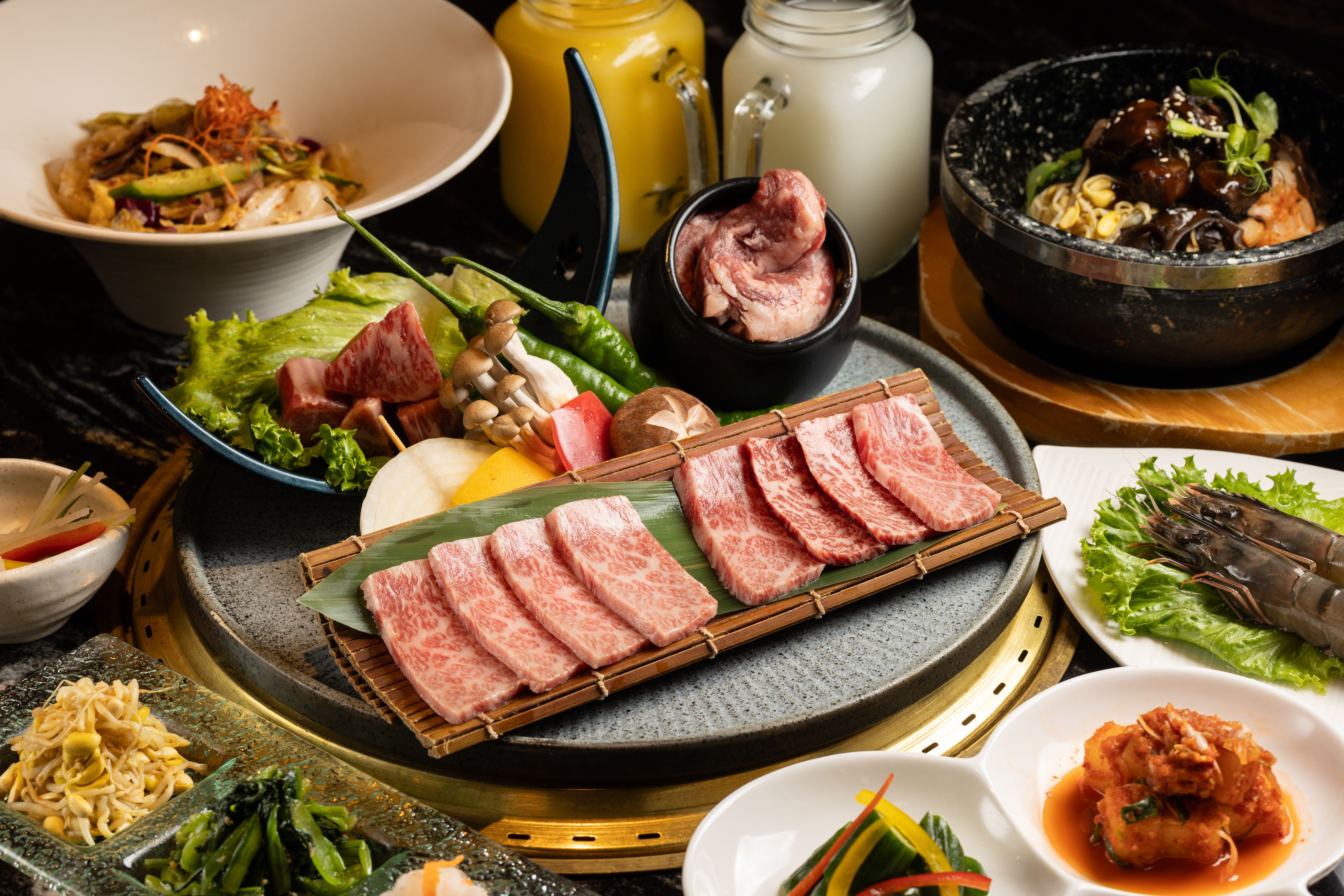 「豐宴雙人套餐」包括沙拉、前菜、肉品、海鮮、石鍋拌飯、湯品與飲料。