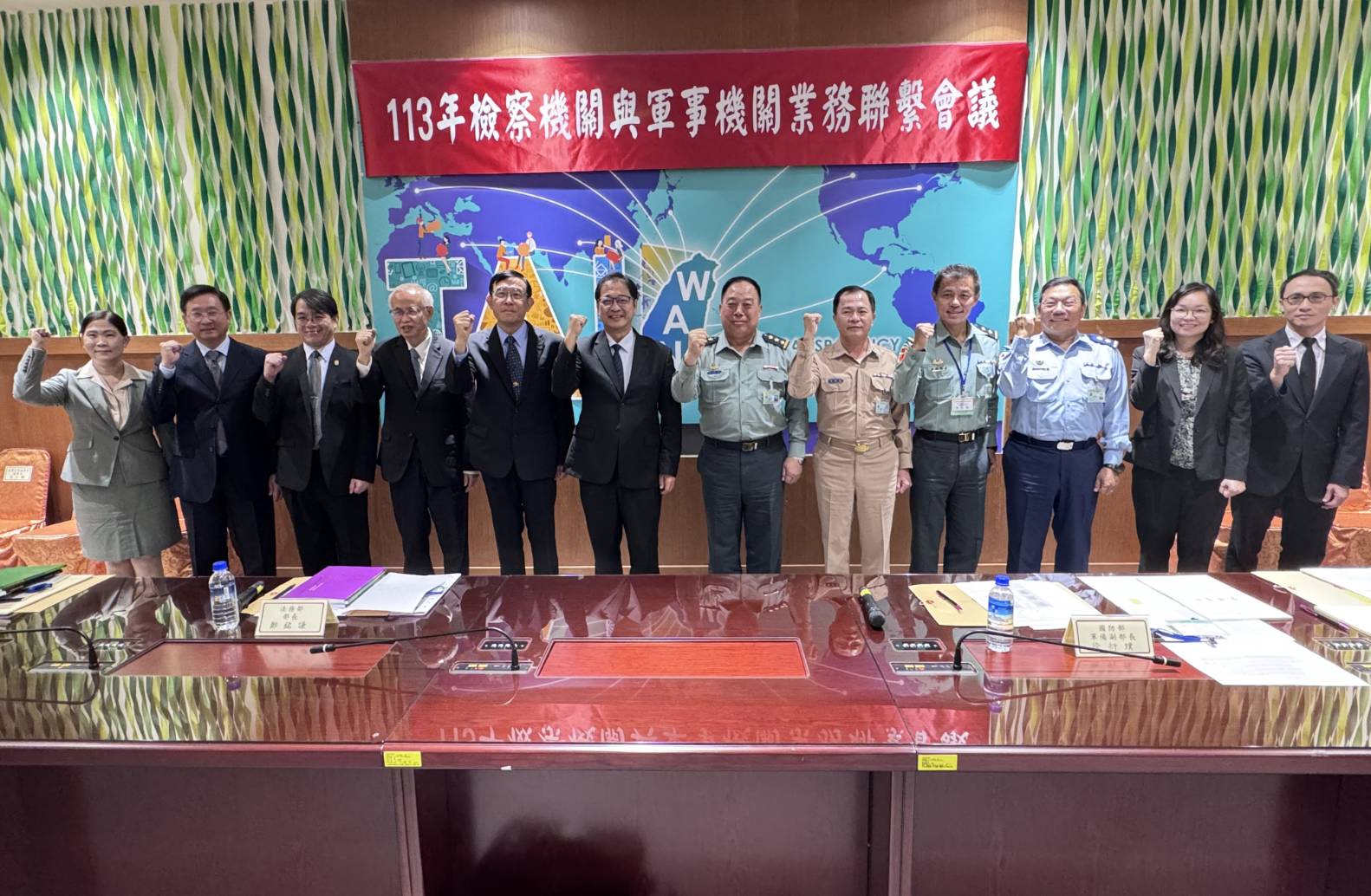 國防部副部長徐衍璞、法務部部長鄭銘謙及檢察總長邢泰釗大讚王盛輝、葉益發、許祥珍、周韋志及陳妍萩等5名辦理軍法案件（主任）檢察官績效卓著，貫徹軍紀。（最高檢提供）