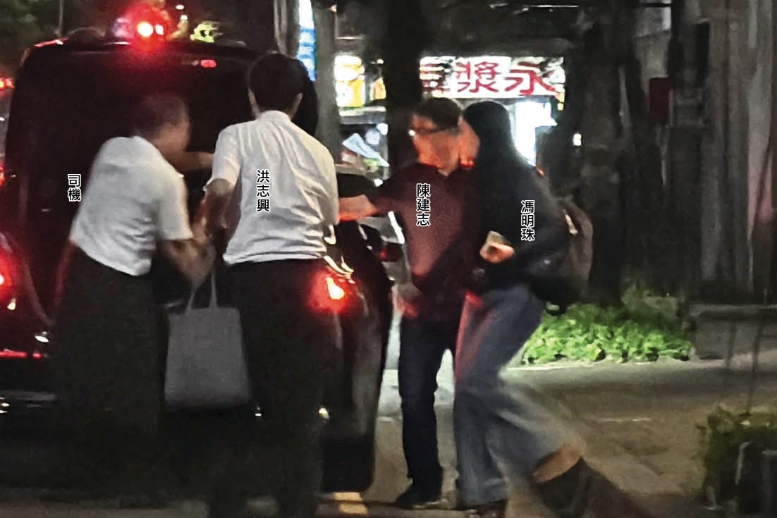 06/27 21:35 陳建志、馮明珠搭小港醫院院長的賓士公務車回到同居處，院長洪志興及司機特別下車，從後車廂拿出禮品遞給2人。（讀者提供）