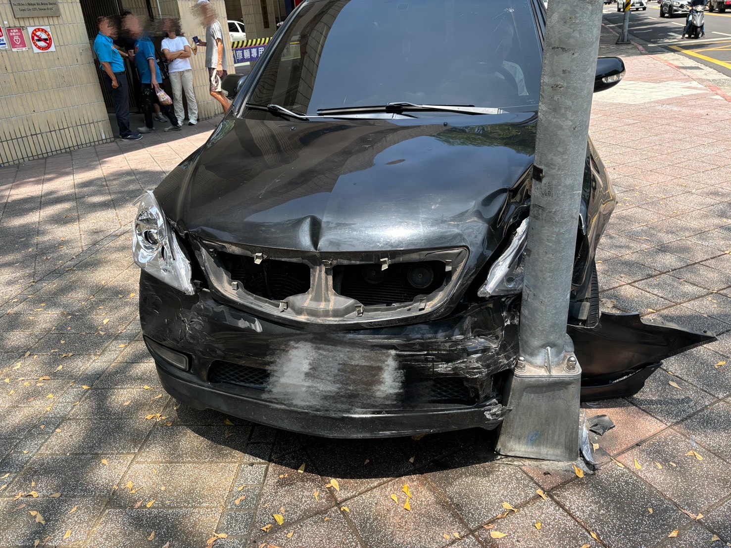 76歲的肇事蔡男連撞3車後，車輛失控衝上國中人行道，撞上電桿才停下。（翻攝畫面）