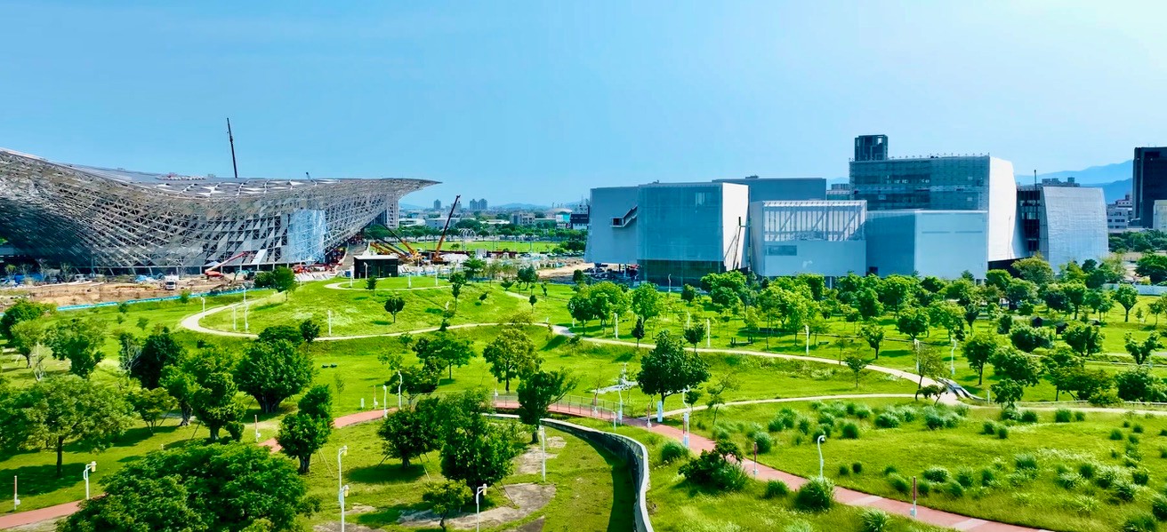台中綠美圖結合美術館與圖書館，展現現代建築與自然和諧共存的典範。