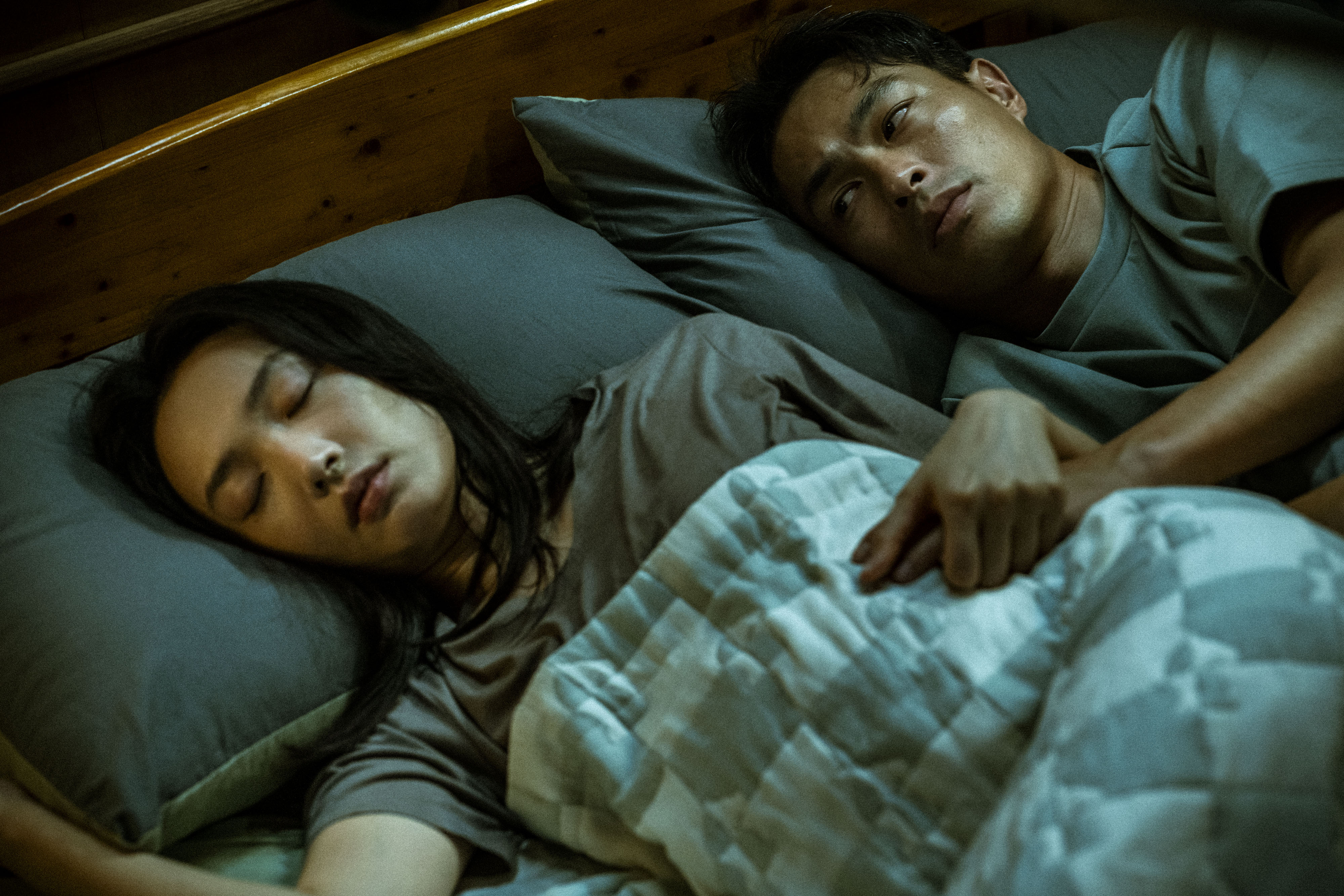 楊祐寧與蔡思韵迎接新生命的喜悅卻因家中突現一尊殘破泥娃娃而轉為惡夢。（天予電影提供）