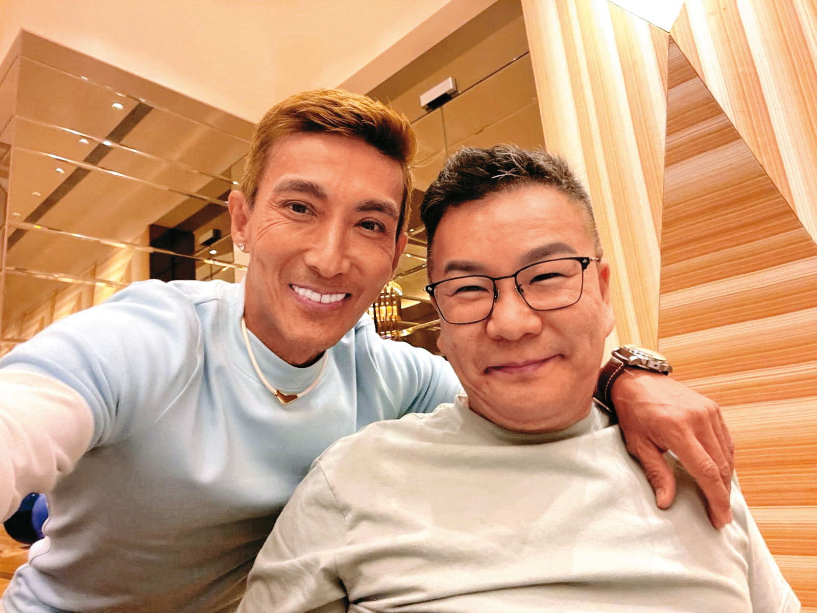 沈玉琳（右）身體不適，好友潘若迪（左）聞訊第一時間趕到醫院協助。（翻攝自潘若迪臉書）