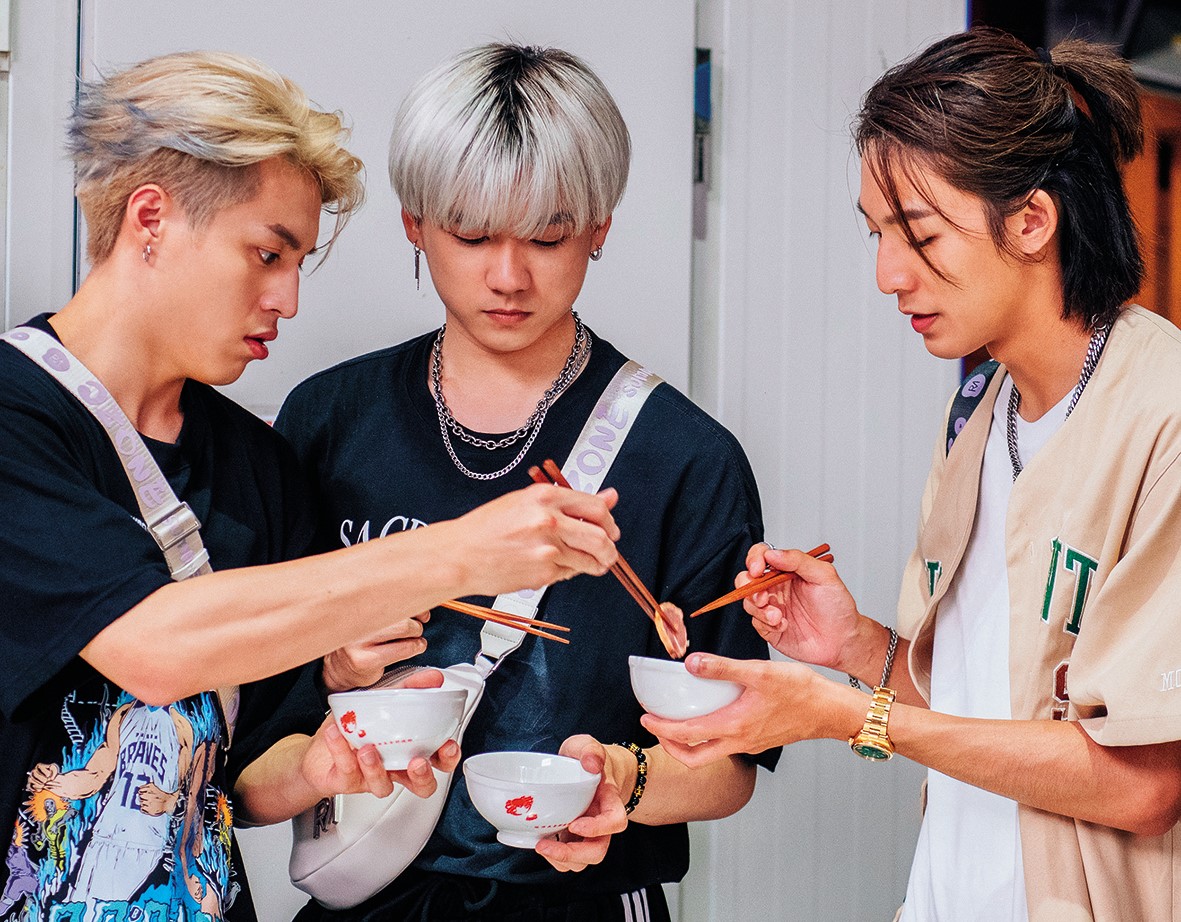 林煥鈞（右起）、周祖安、李哲言背著節目限定聯名包趴趴走，嘗在地美食。（寬想國際娛樂提供）