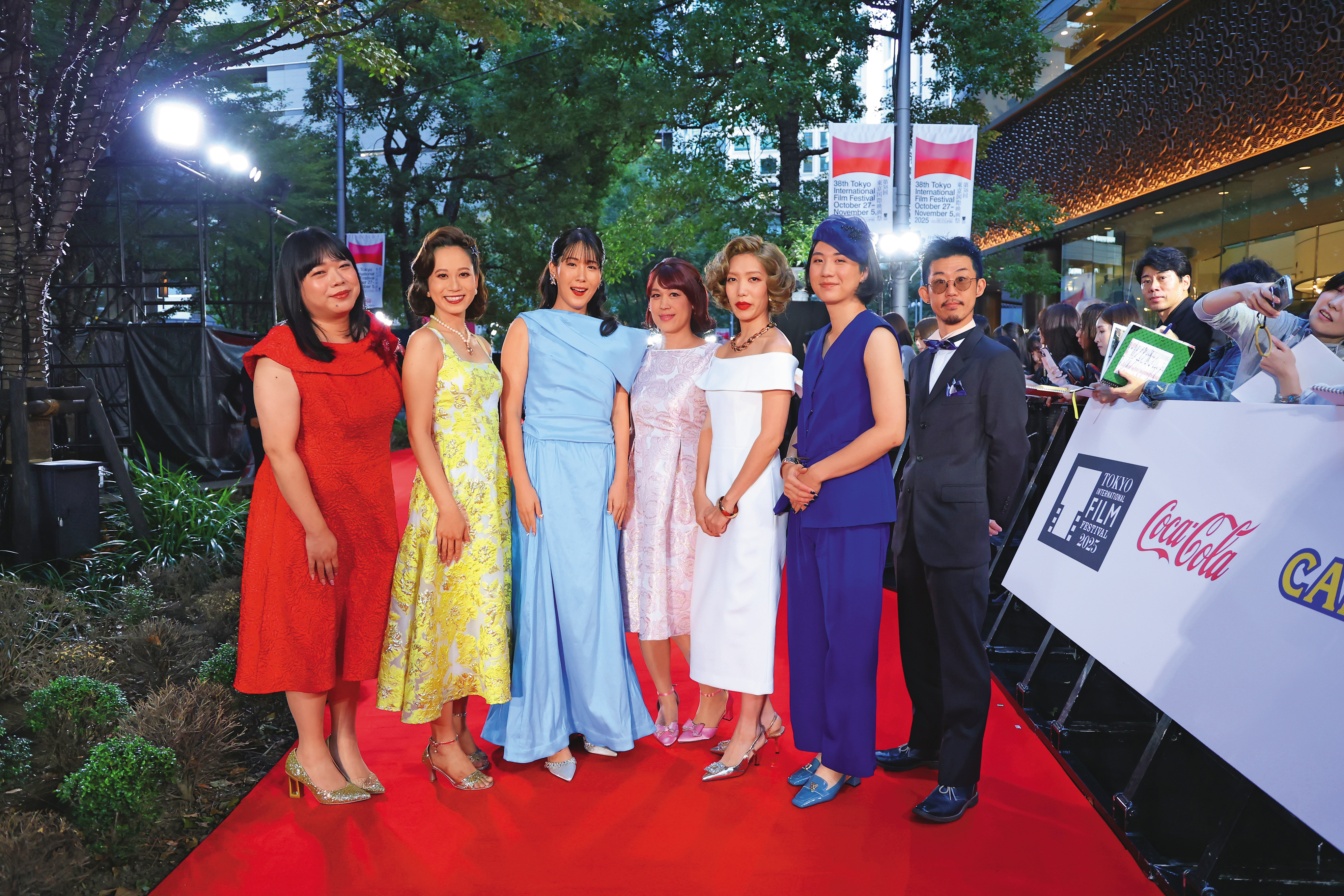 導演飯塚花笑（右）率領《藍色男孩事件》演員們登上第38屆東京國際影展紅毯，希望有更多觀眾能注意到當年的事件。（東京國際影展提供）

