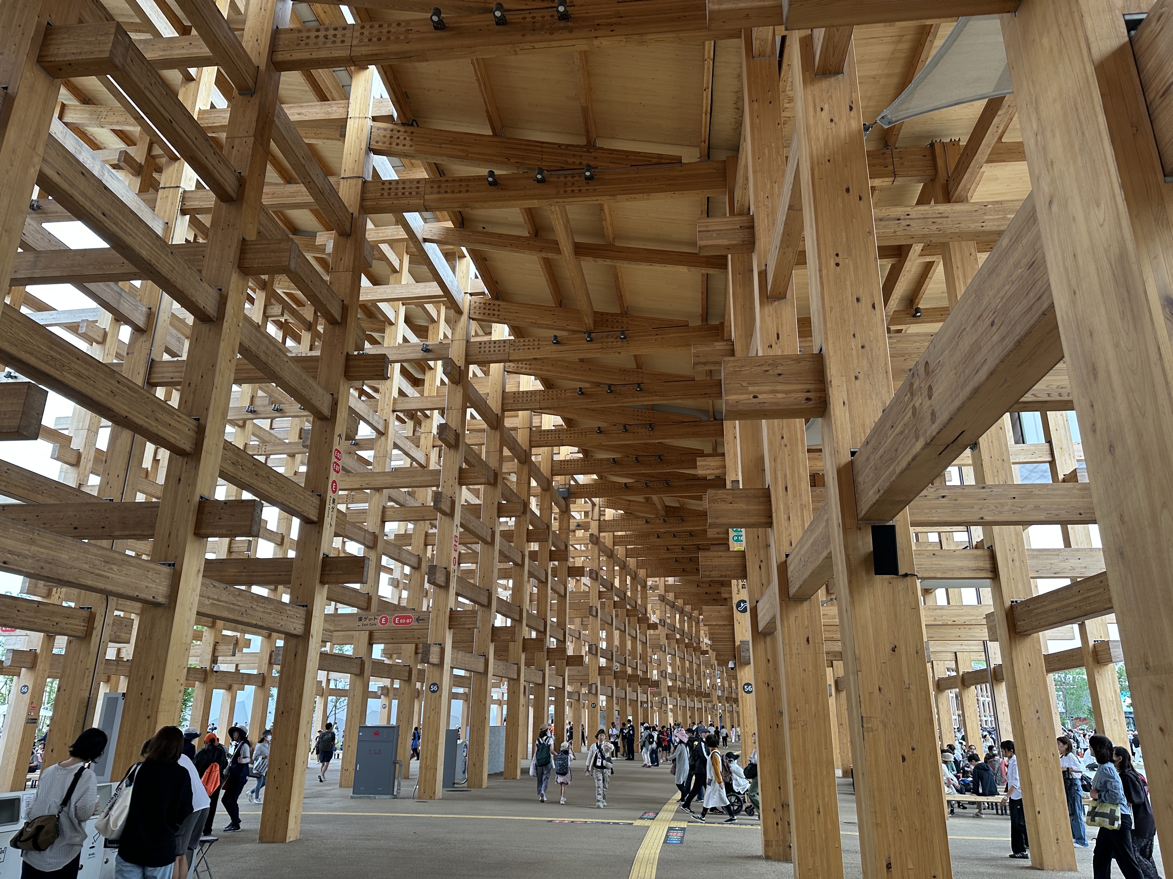 大阪萬博主建物「大屋根」的設計師藤本壯介評論「通宵萬博」事件，引發批評。