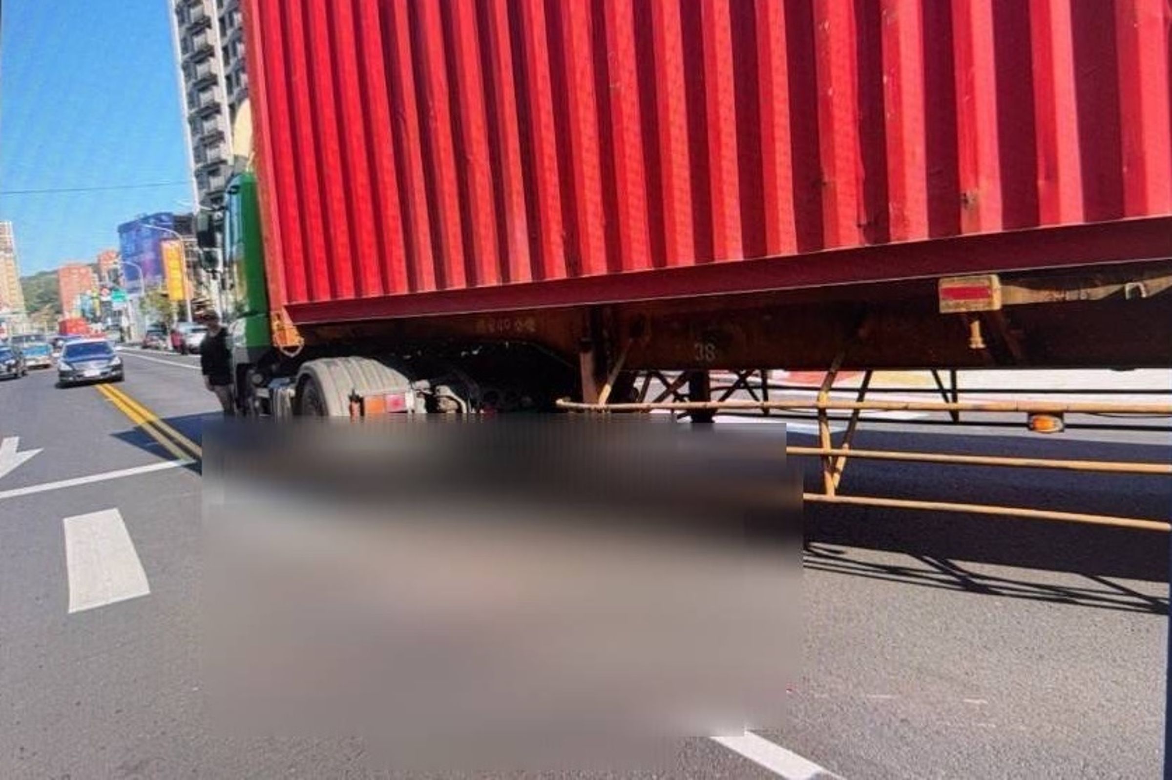 警消獲報到場,緊急將傷者送醫急救,但空姐仍宣告不治。(翻攝畫面)