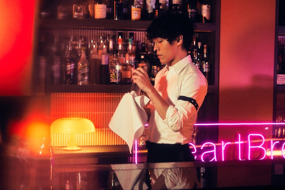 盧廣仲化身深夜調酒師，重新詮釋那些曾經被埋藏的獨立音樂情歌遺珠。（寬宏藝術x添翼文創提供）