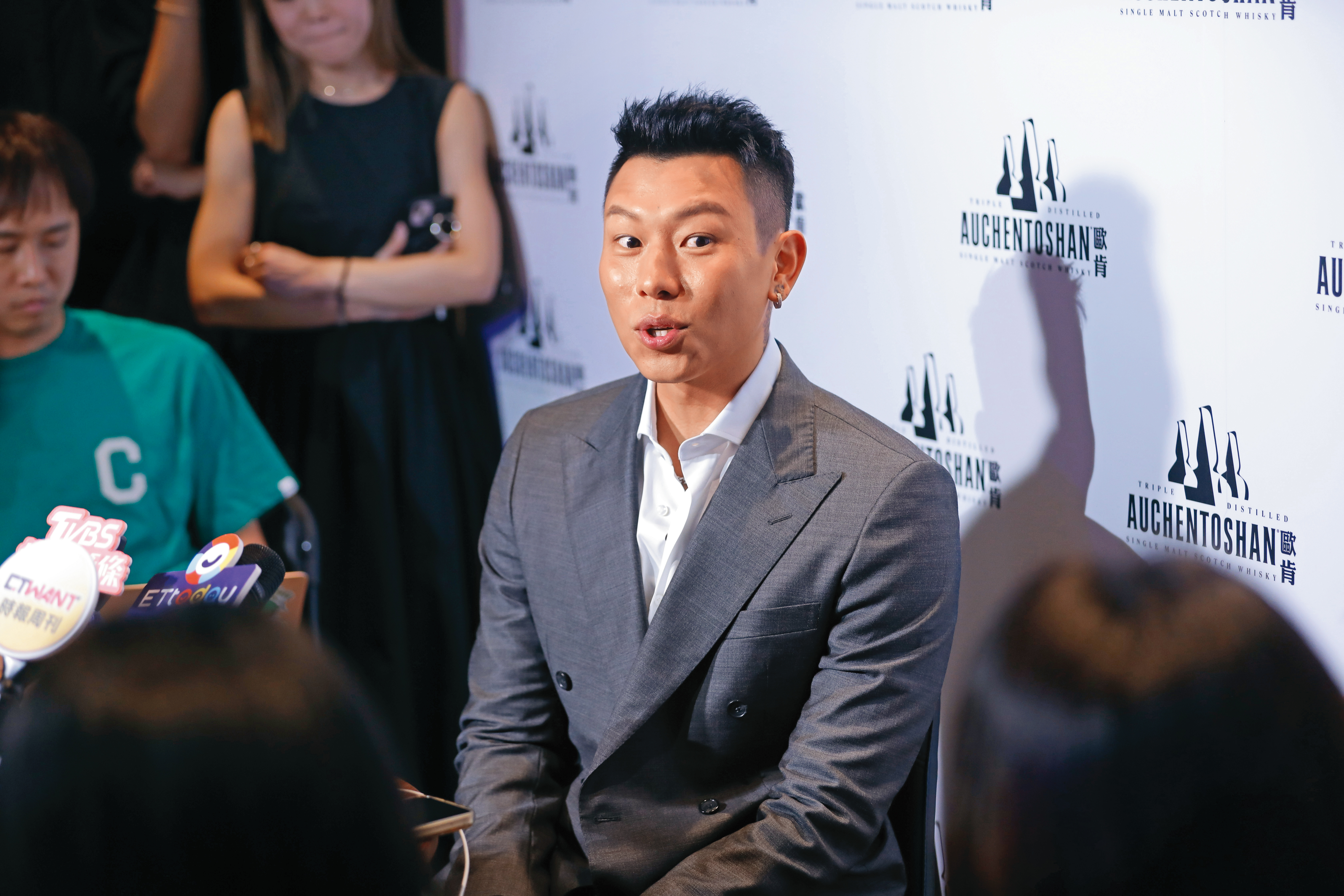 瘦子被追問三寶計畫時一臉著驚。看樣子是催產素分泌不足，必須趕快催落企啊～