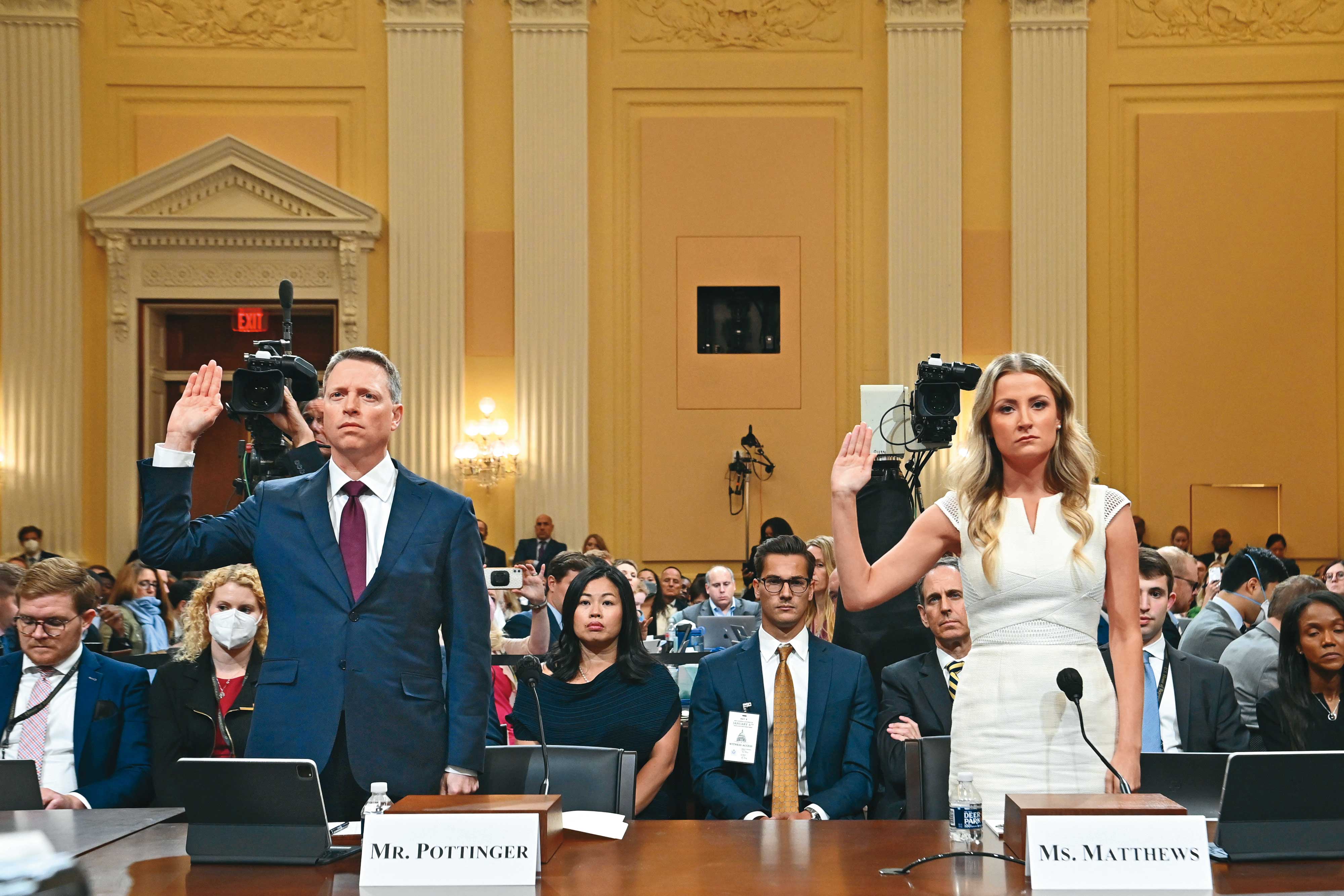 2022年7月21日，美國國會眾議院調查國會大廈騷亂事件特別委員會在當晚舉行聽證會。圖為博明出席聽證會，妻子楊小燕亦陪同出席。（東方IC）