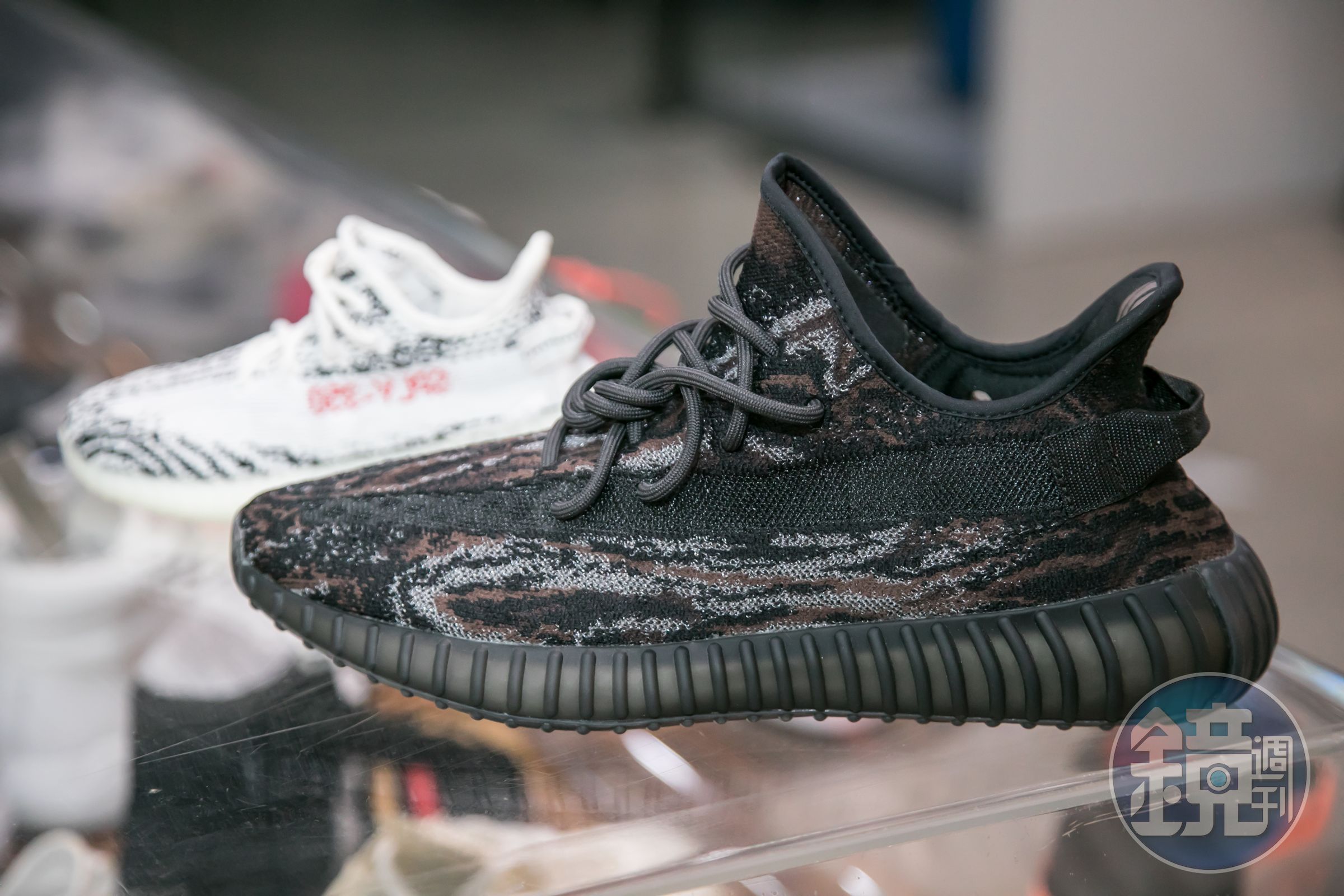 愛迪達與美國說唱歌手肯伊‧威斯特聯名的YEEZY BOOST系列曾掀起搶購風潮，連製作都是高保密規格。
