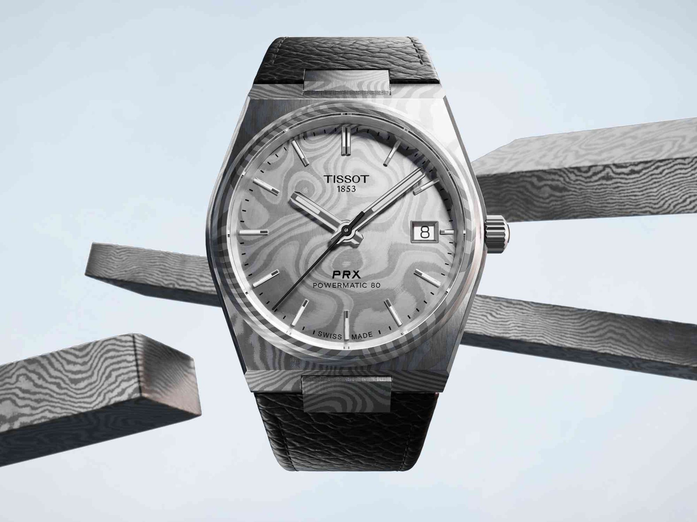 TISSOT PRX Damascus Steel 38mm：此錶是平價入門錶市場首見的「大馬士革鋼」產品，錶殼與面盤皆採用大馬士革不鏽鋼層疊鍛造，表面呈現波紋般的「木紋鋼」花紋，而且每一只的紋理皆不相同，把平價的一體式運動錶，拉近到高級製錶玩材質的世界。而且全新38毫米錶徑、10.98毫米厚度的尺寸也相當完美。搭載Powermatic 80機芯，擁有80 小時動力儲存；配以皮革錶帶。功能：時、分、秒指示；日期顯示；機芯：自動上鏈機芯；定價：約NT$33,000。