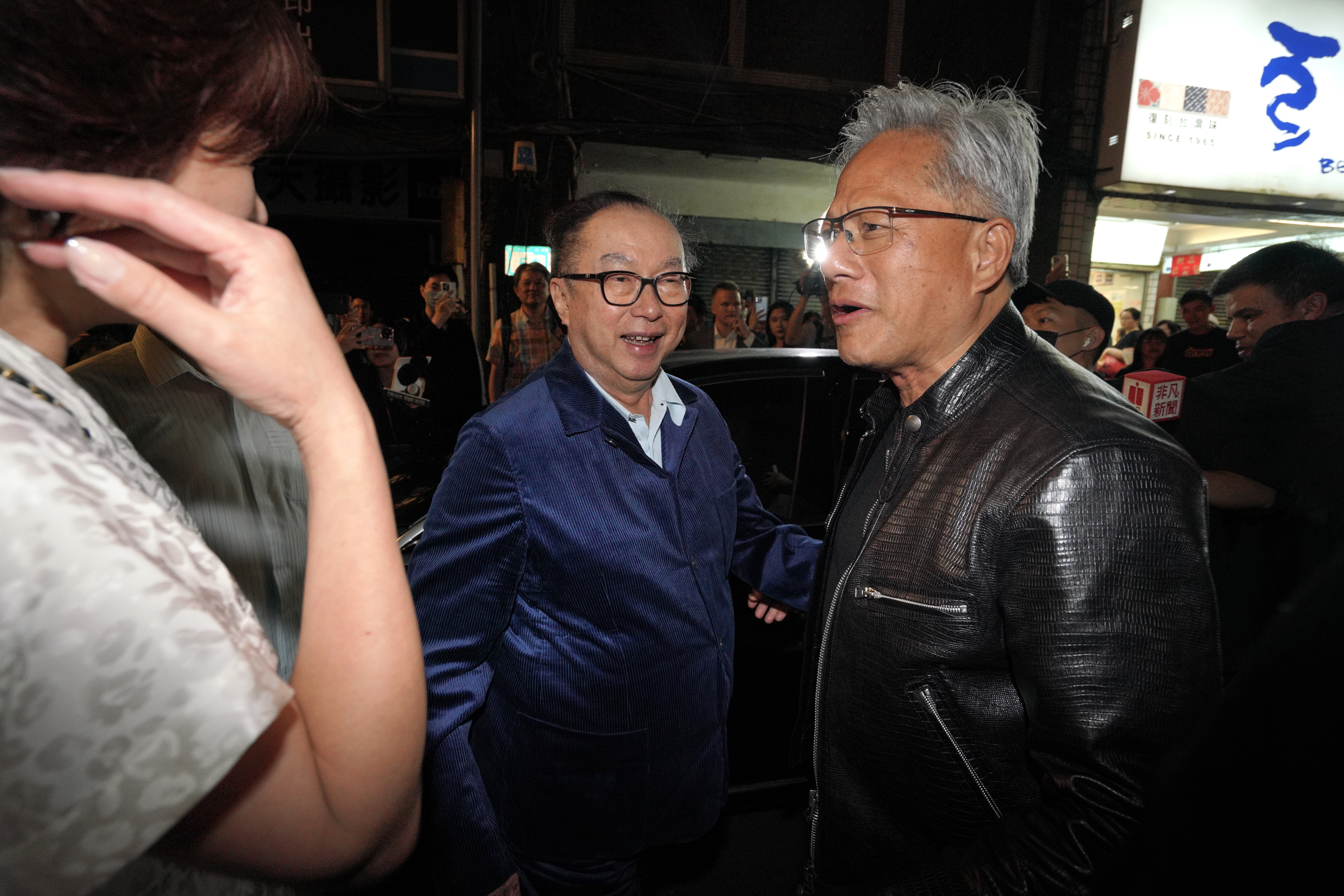 林百里（左）看好「機器手臂」的商業價值更勝「人形機器人」。（本刊資料照）