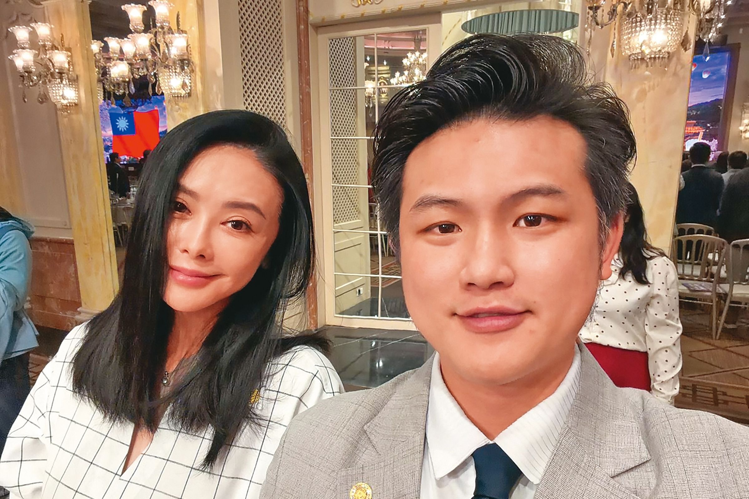 梁軒安（右）在法院上稱妻子蕭淑慎（左）知情他和R女交往，卻不願讓蕭淑慎出庭。（翻攝自梁軒安臉書）
