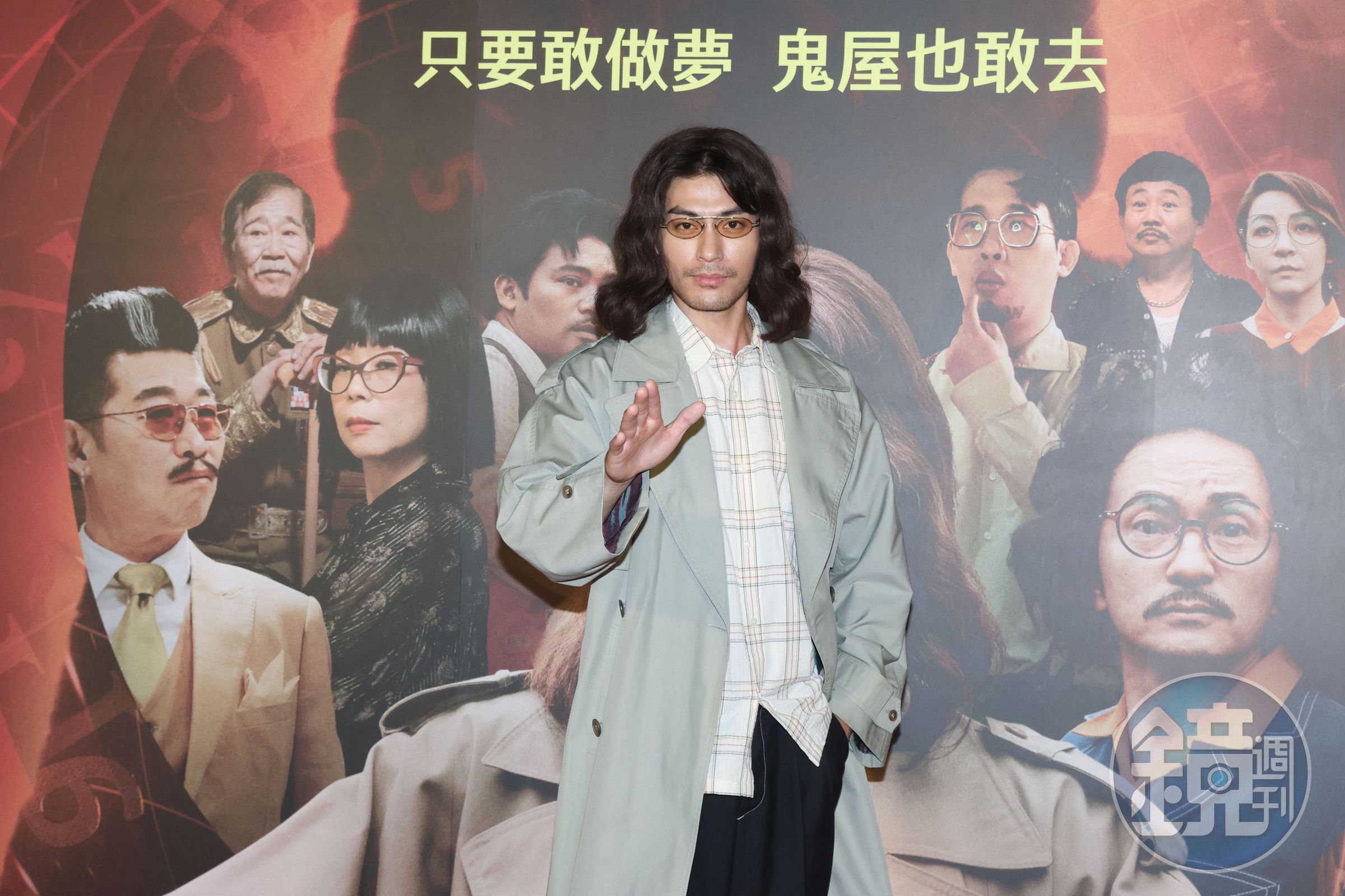 徐愷自砍帥氣與顏值,戴起長假髮並穿上風衣詮釋怪怪的導演。